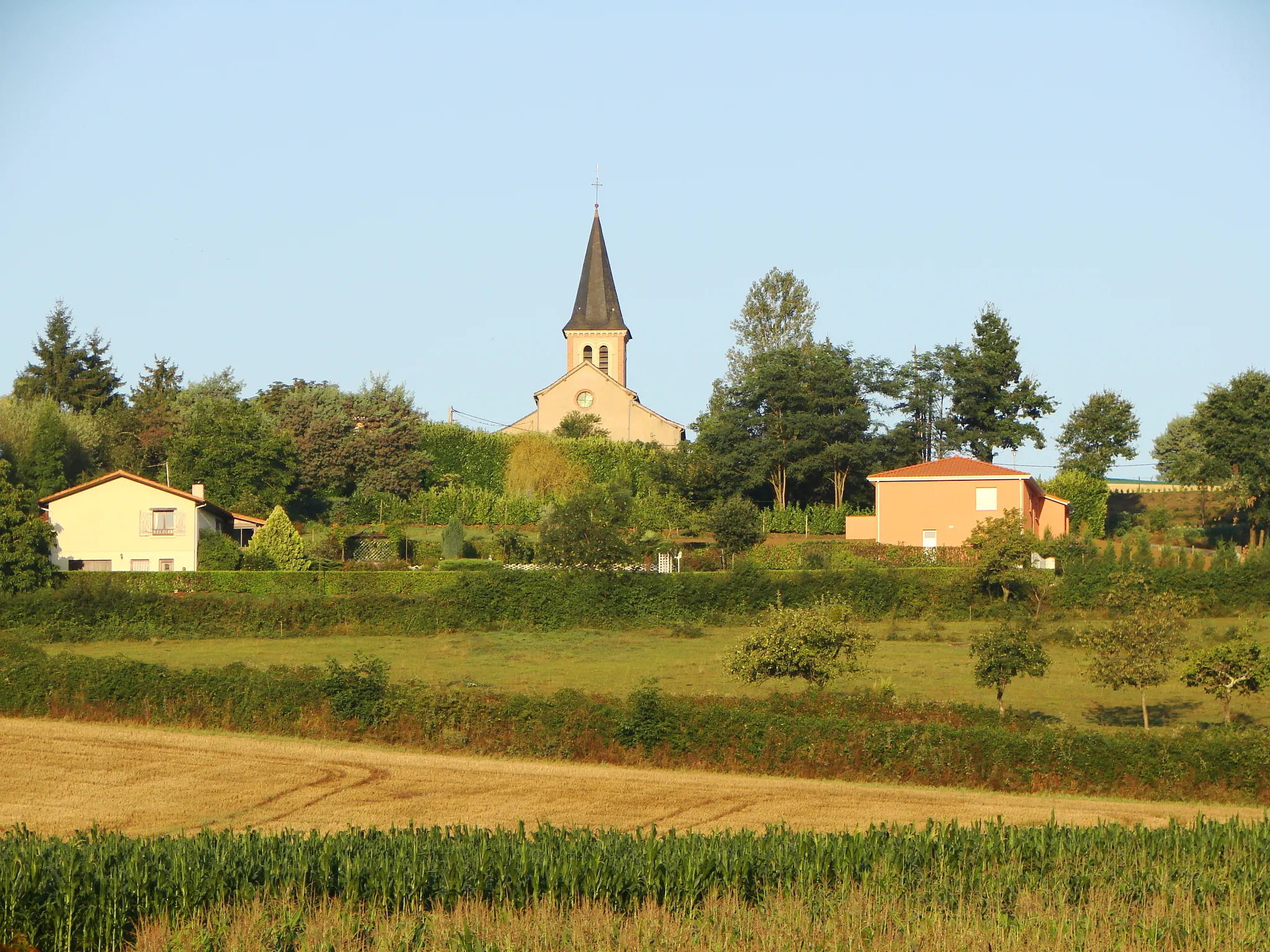 Photo showing: Vue du village de Dours dans les Hautes-Pyrénées (France) :

Vue de l'église en contre-bas de la colline (vallée de la rivière Loulès)