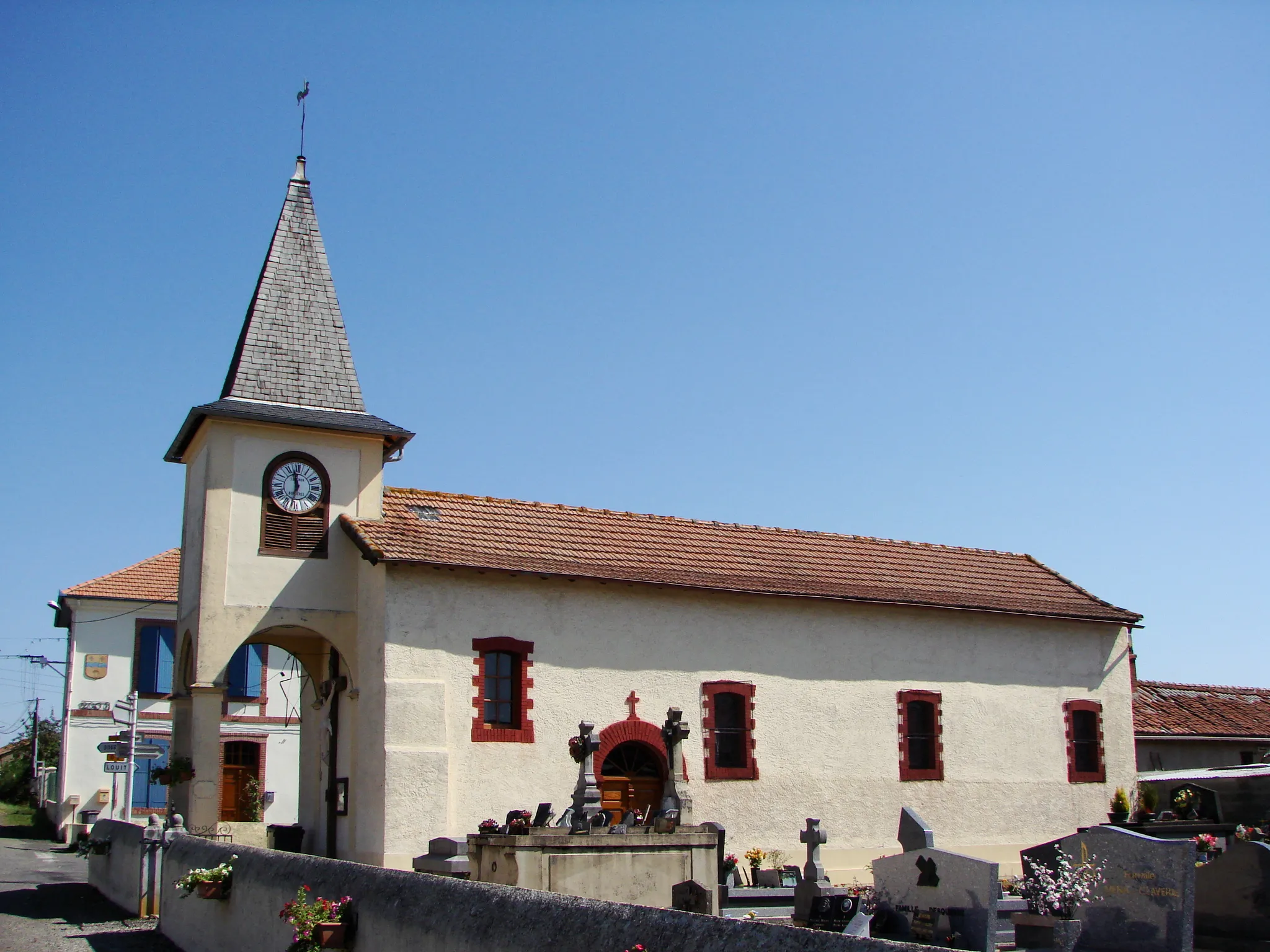 Photo showing: Vue du village de Sabalos dans les Hautes-Pyrénées (France) :

église et cimetière coté sud