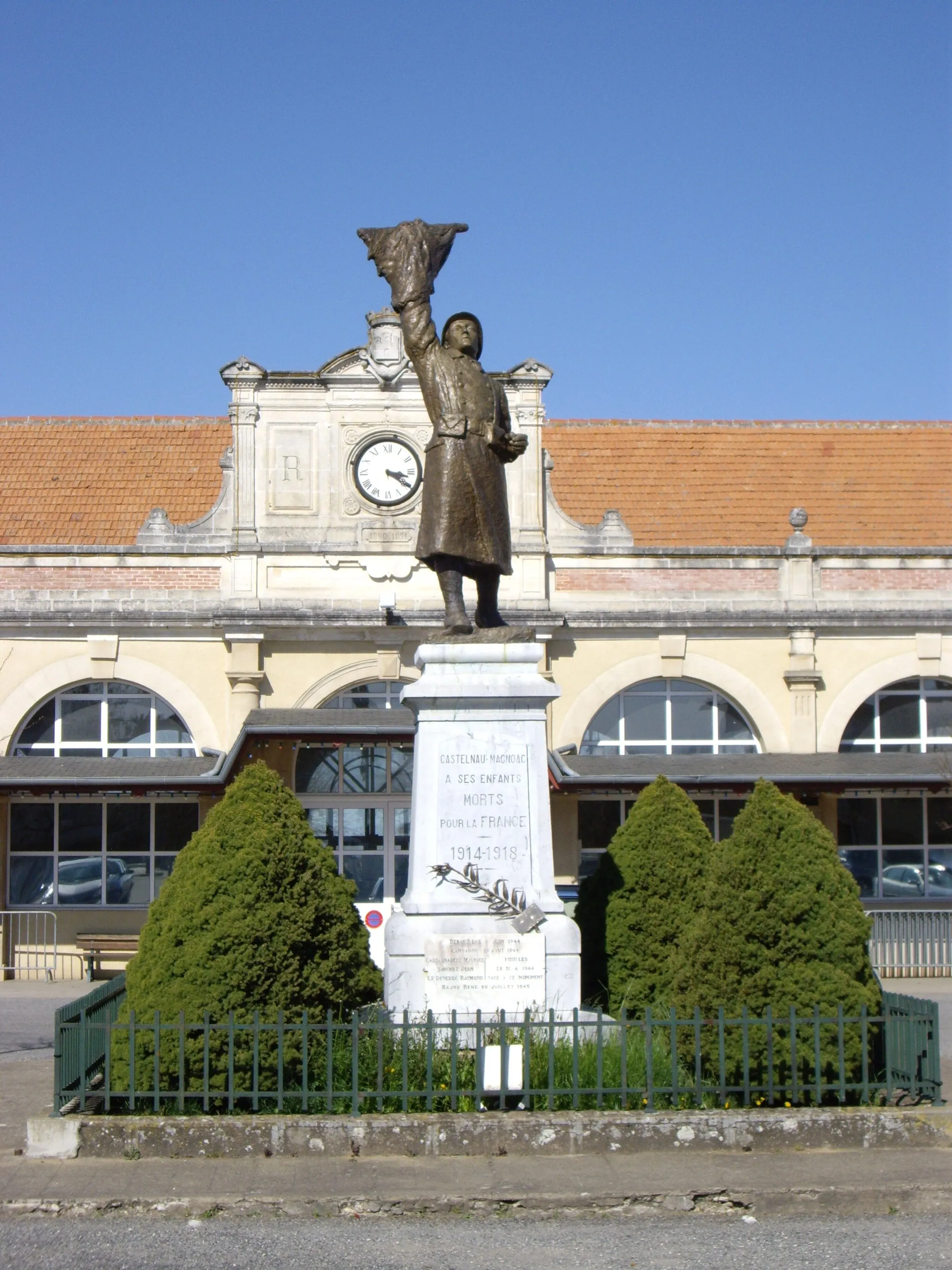 Photo showing: Monument aux morts sur la place de la Pourcaou à Castelnau-Magnoac (Hautes-Pyrénées, France)