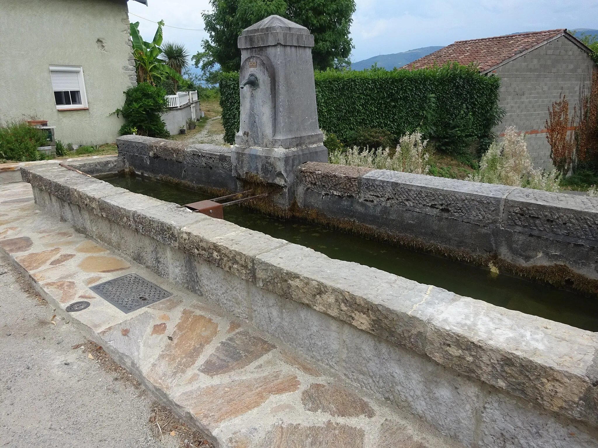 Photo showing: Saint-Martin-de-Caralp - fontaine de saint-Martin