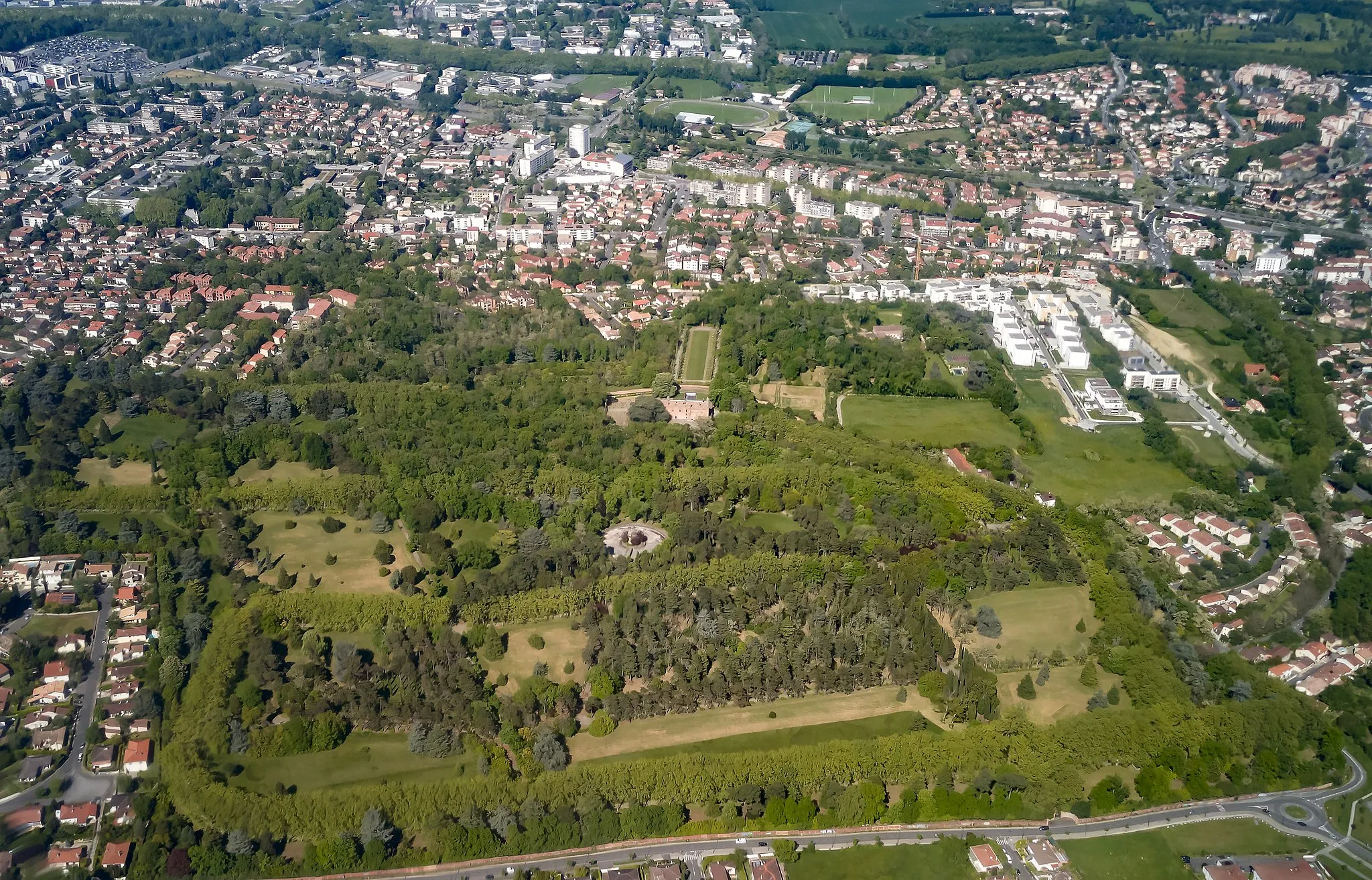 Photo showing: Aerial view of Aubuisson Castle and park in Ramonville-Saint-Agne