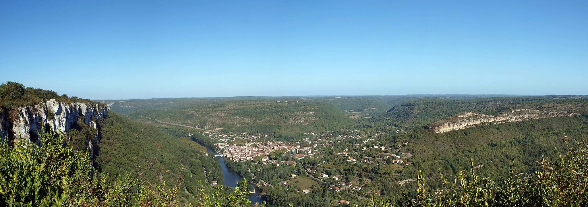 Photo showing: Saint Antonin Noble Val - Vue panoramique depuis le beldère du roc d'Anglars