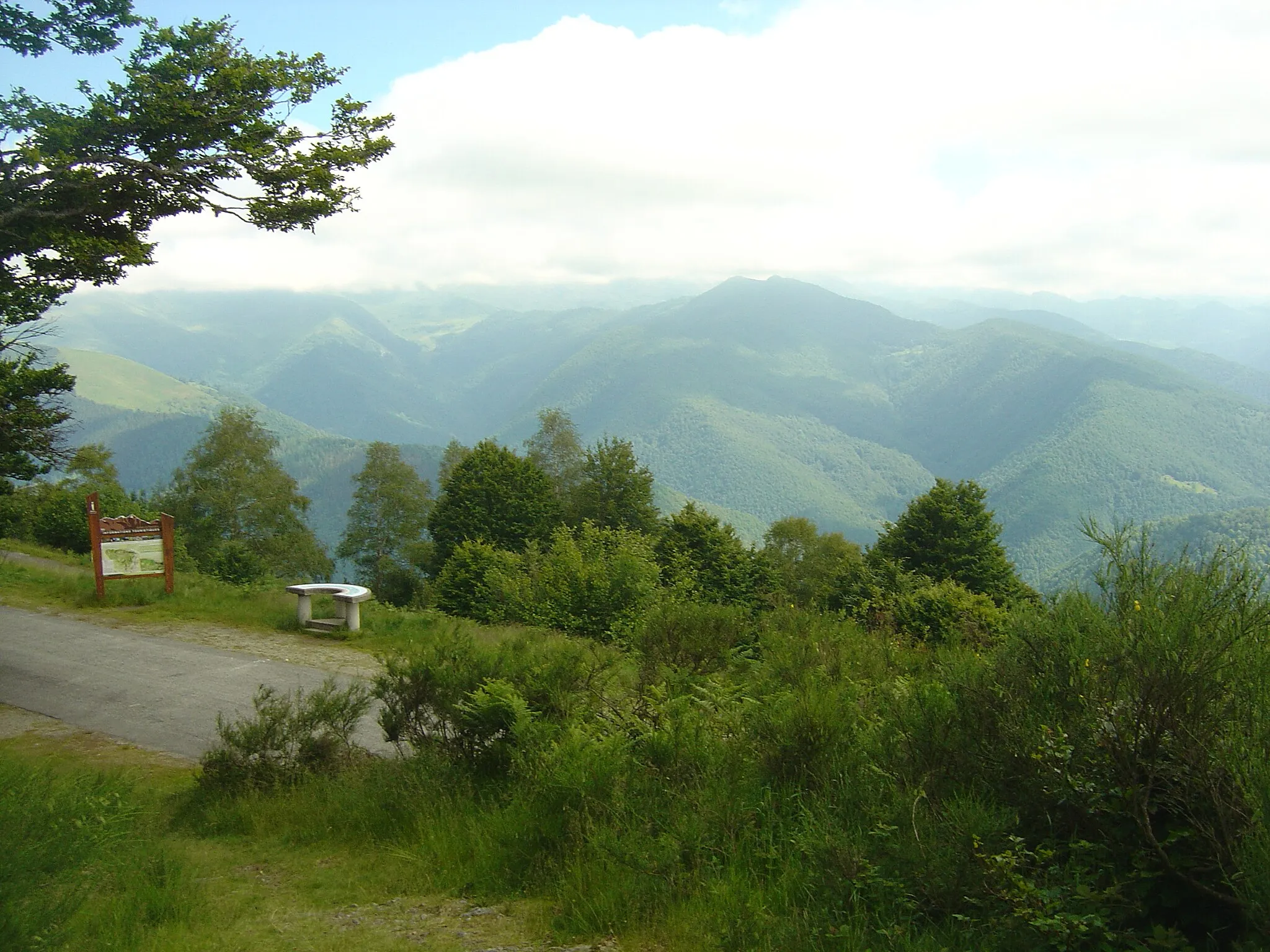 Photo showing: Plus bas un panneau d'information et la table d'orientation du col de Péguère (1375m). A droite au fond le Tuc de la Coume (1745m).