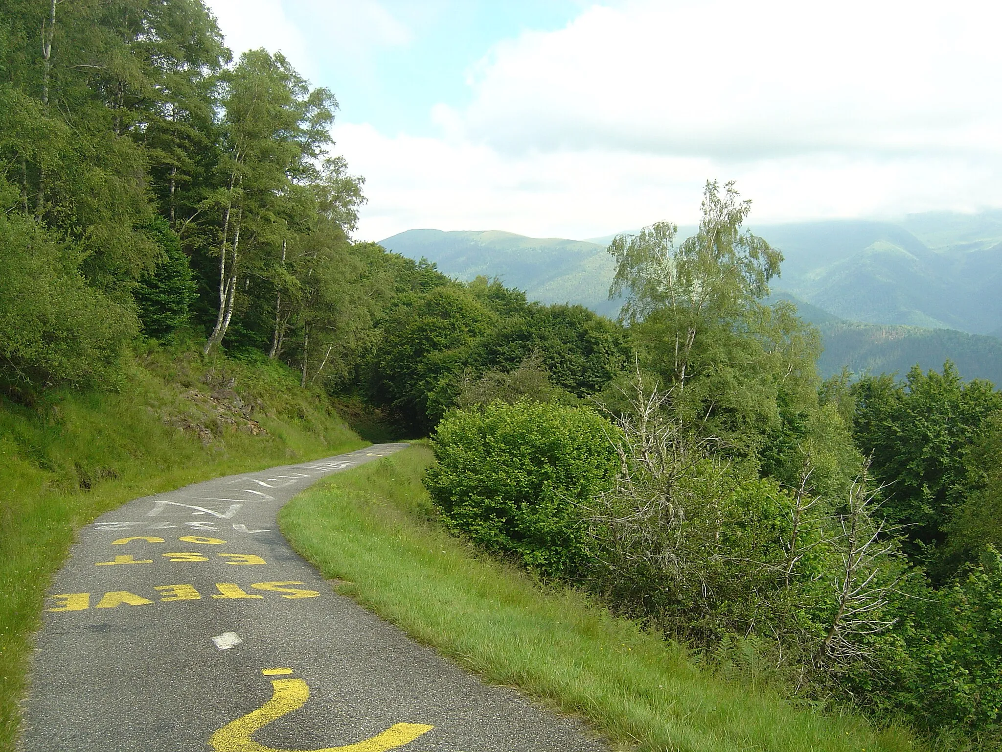 Photo showing: Ascension du col de Péguère par le fameux "mur" provenant du col des Caugnous. Vue en arrière dans le dernier kilomètre avec au centre-gauche au fond le pic d'Estibat (1663m).