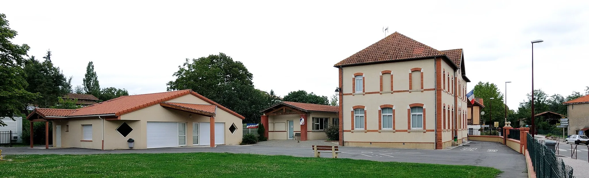 Photo showing: *Mairie et école d'Escosse (Ariège - France)