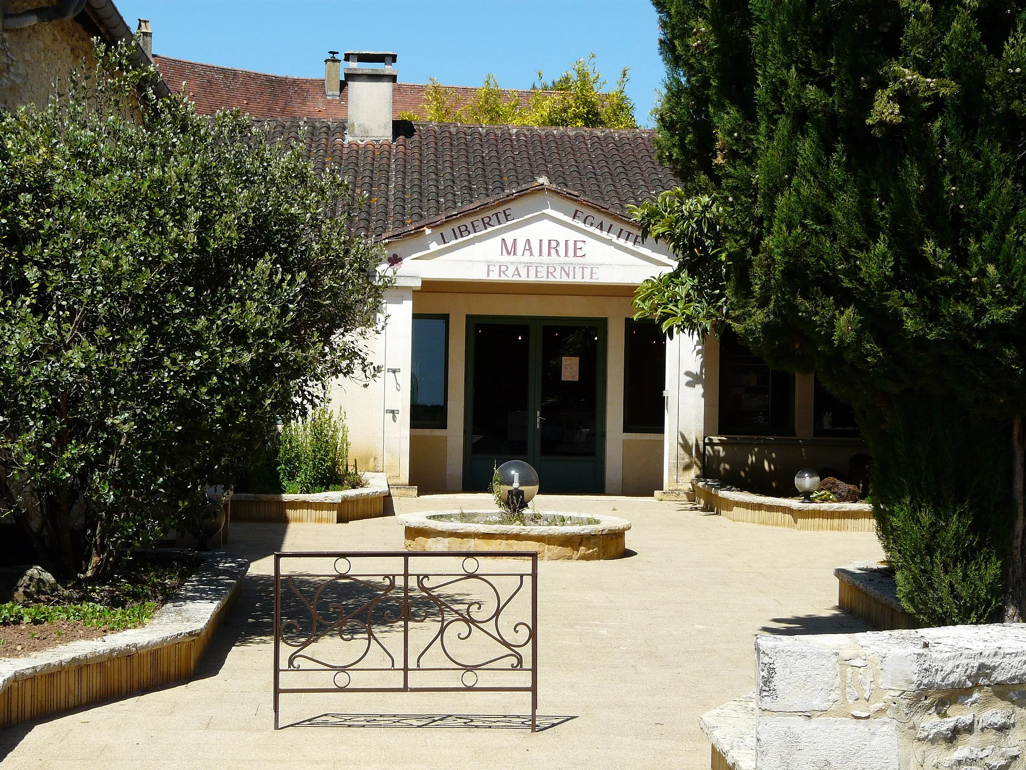 Photo showing: La mairie de Saint-Martial-de-Nabirat, Dordogne, France.