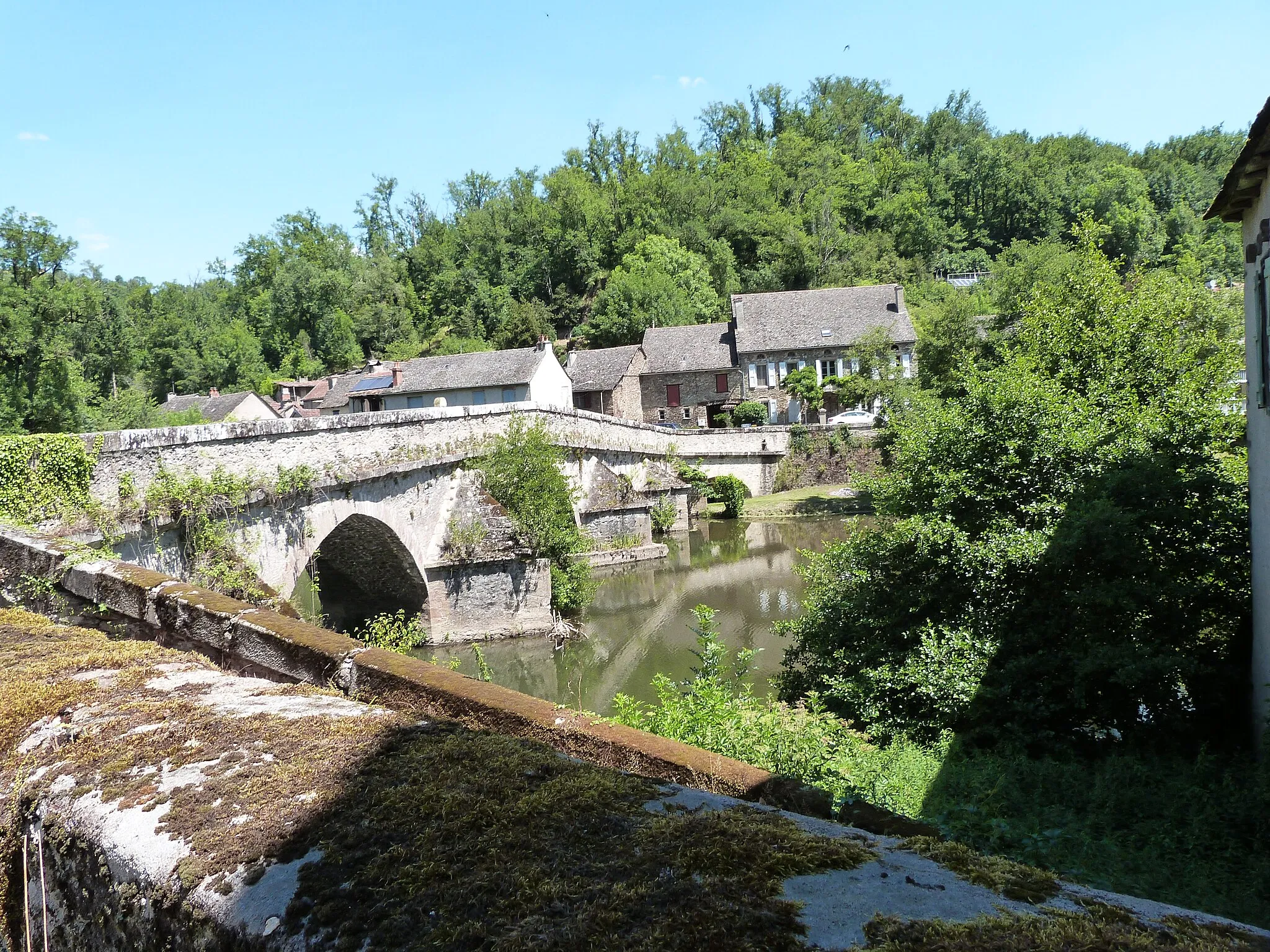 Photo showing: Le Pont de Cirou et vue du village côté aveyronnais depuis la rive du Viaur se trouvant dans le département du Tarn