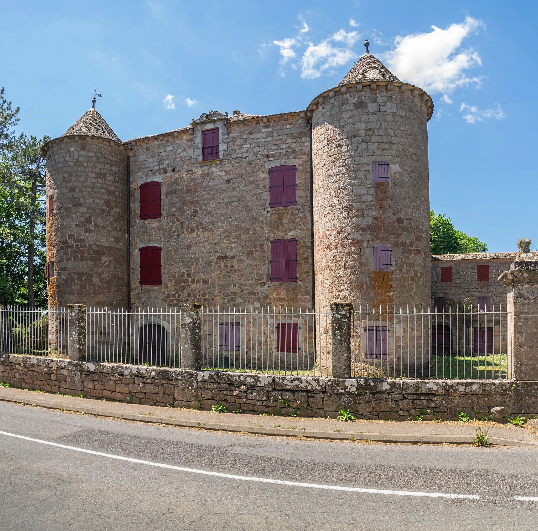 Photo showing: This building is indexed in the base Mérimée, a database of architectural heritage maintained by the French Ministry of Culture, under the reference PA00094067 .