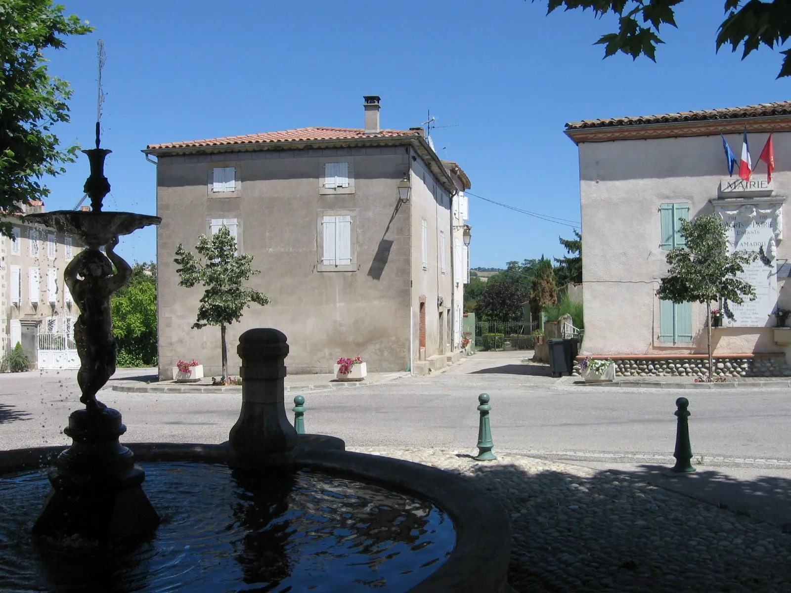 Photo showing: Village de Saint-Amadou, Ariège - Midi-Pyrénées - France / Centre du village : fontaîne, Mairie.