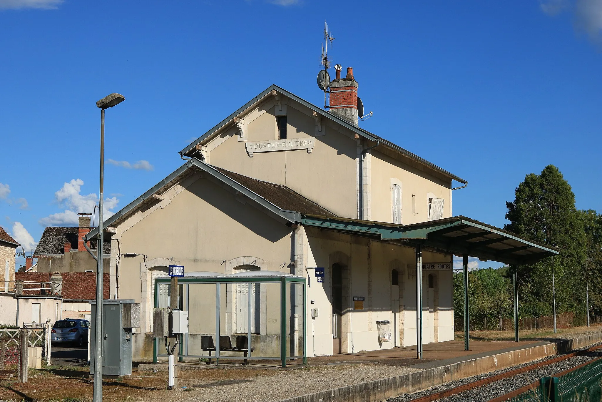 Photo showing: Ancien bâtiment voyageurs de la gare des Quatre-Routes.