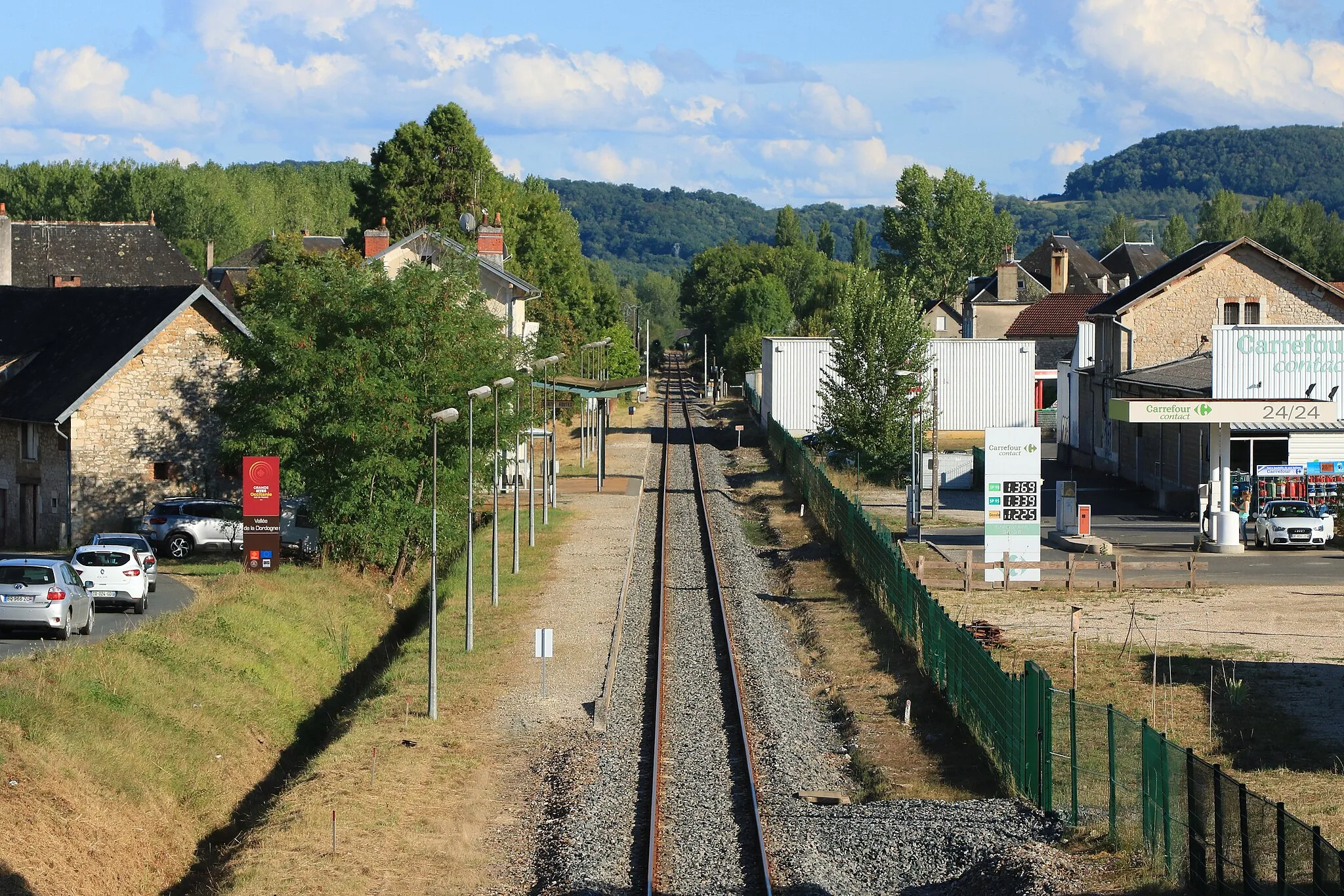 Photo showing: Vue générale de la voie et du quai de la gare des Quatre-Routes, en direction de Figeac et Aurillac.