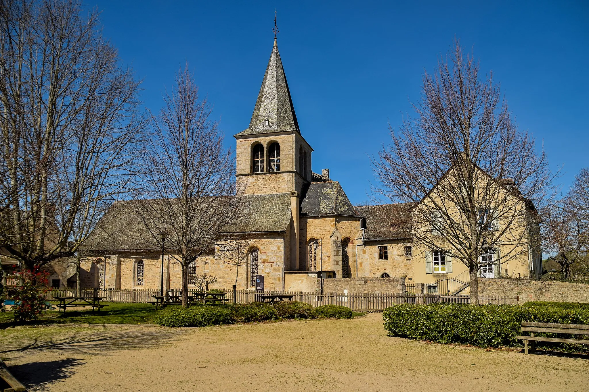 Photo showing: St Martin church in Sénergues, Aveyron, France