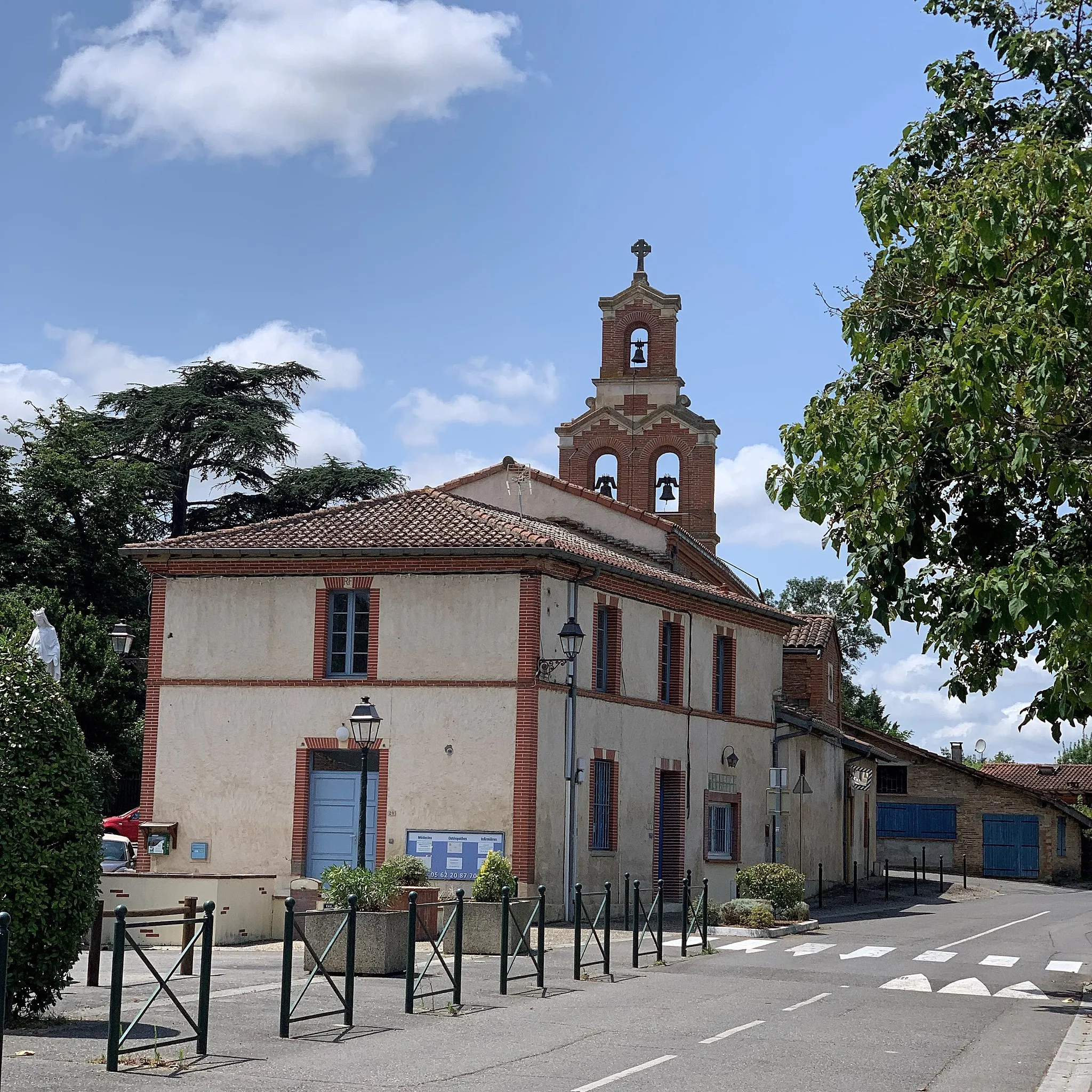 Photo showing: Rue entre la mairie et l'église de Bonrepos-sur-Aussonnelle en Haute-Garonne (France)