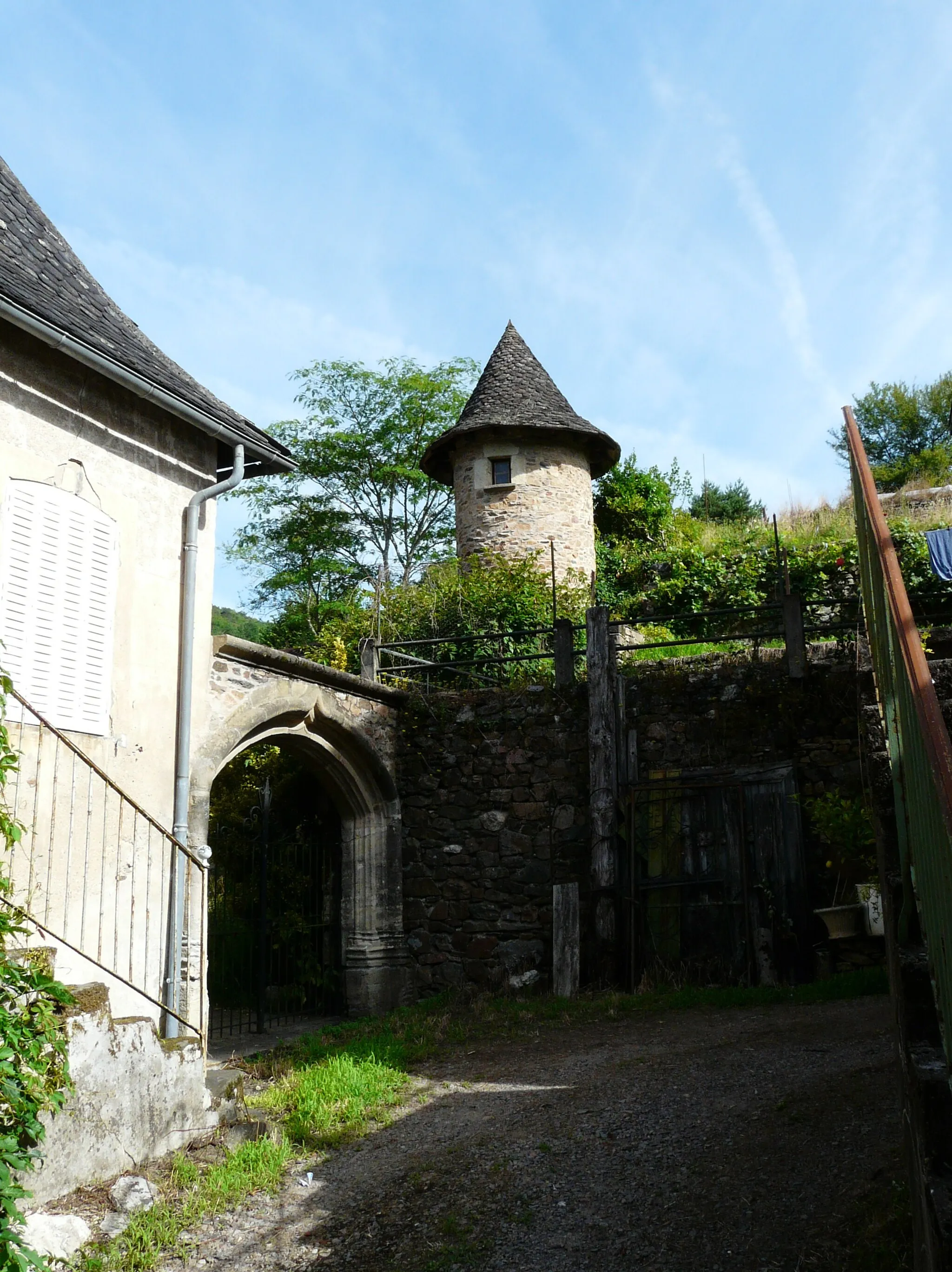 Photo showing: L'entrée d'un manoir à Brivezac, Corrèze, France.