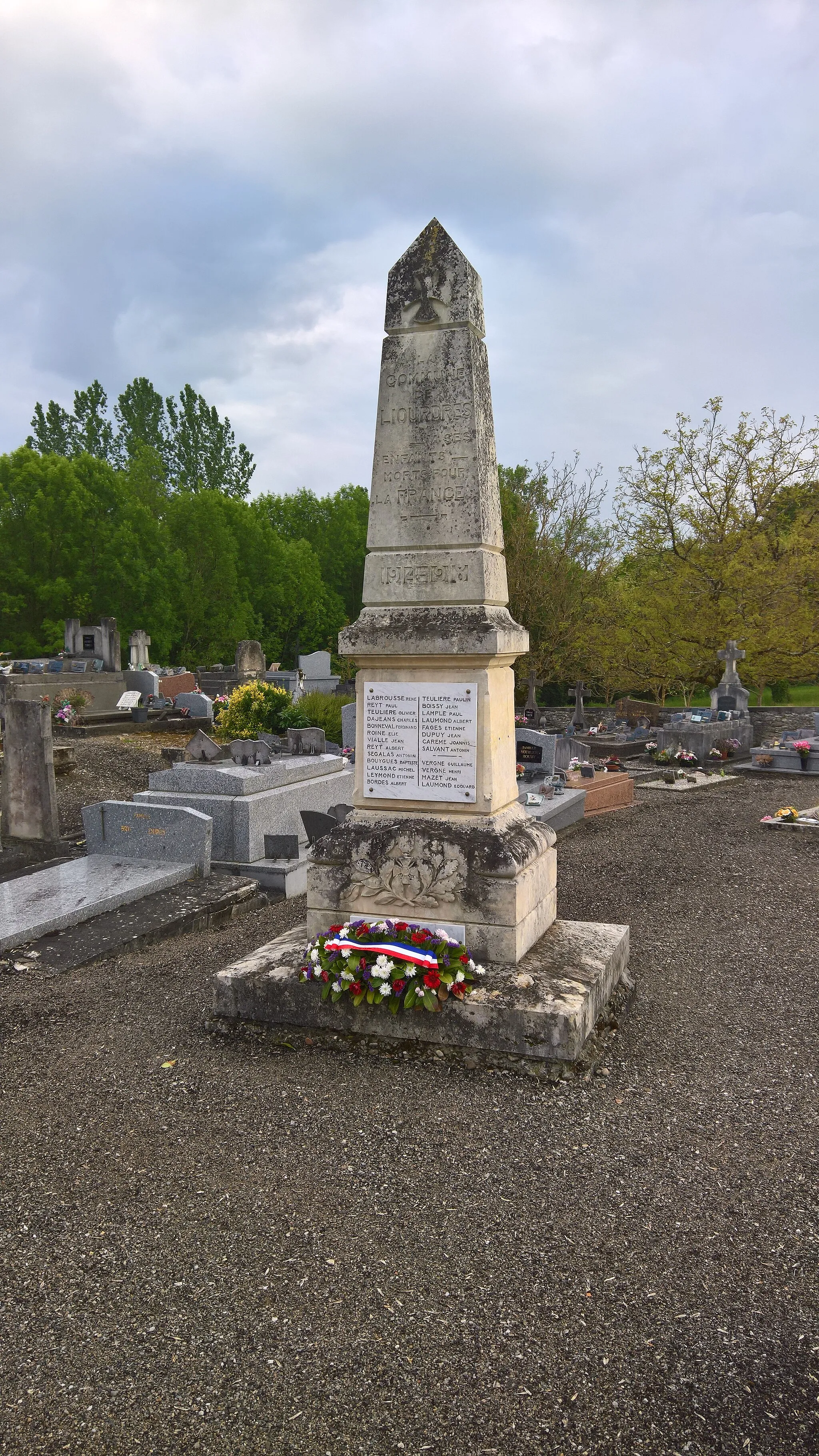 Photo showing: War Memorial in the cemetery