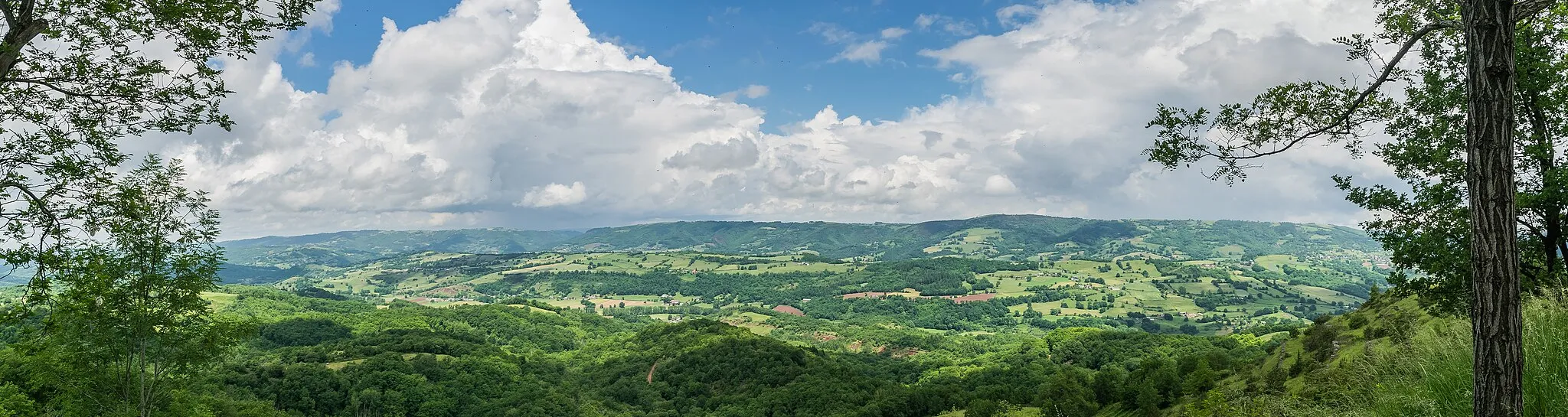 Photo showing: Landscape of the commune of Mouret, Aveyron, France