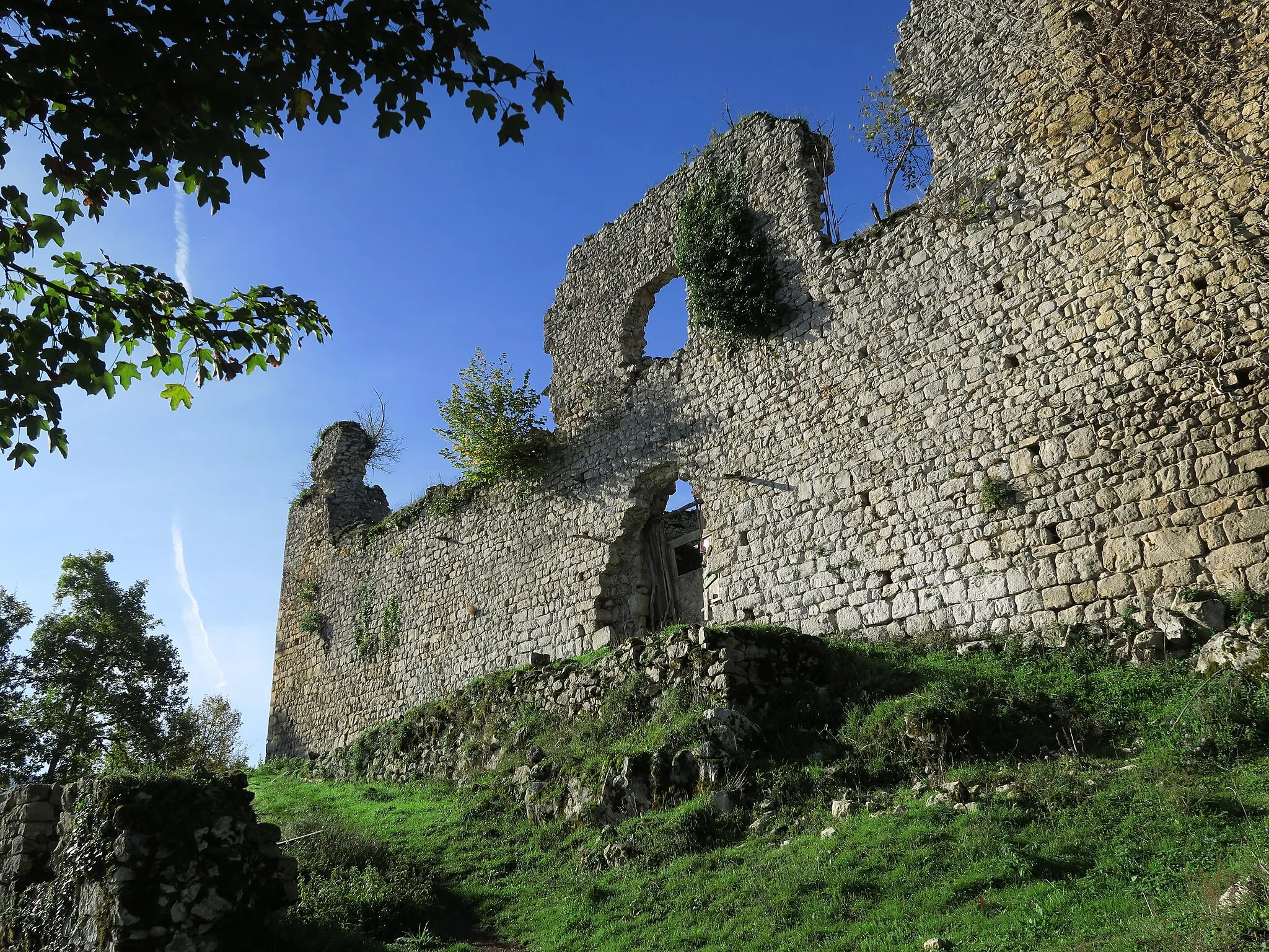 Photo showing: Durban-sur-Arize (Ariège, France) - Façade est du château de Saint-Barthélémy.