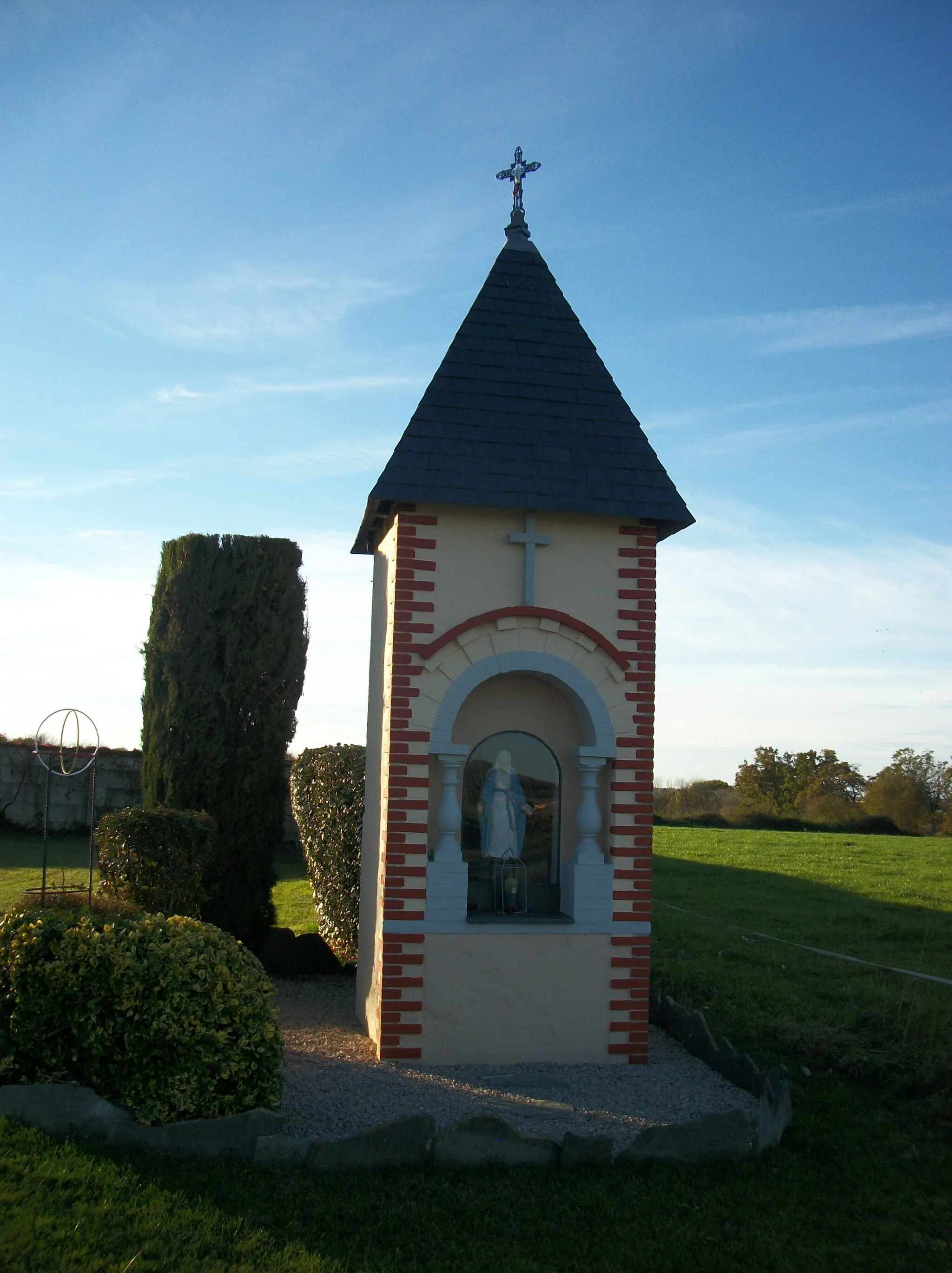 Photo showing: Oratoire de la Vierge Marie (Immaculée conception) près du cimetière.