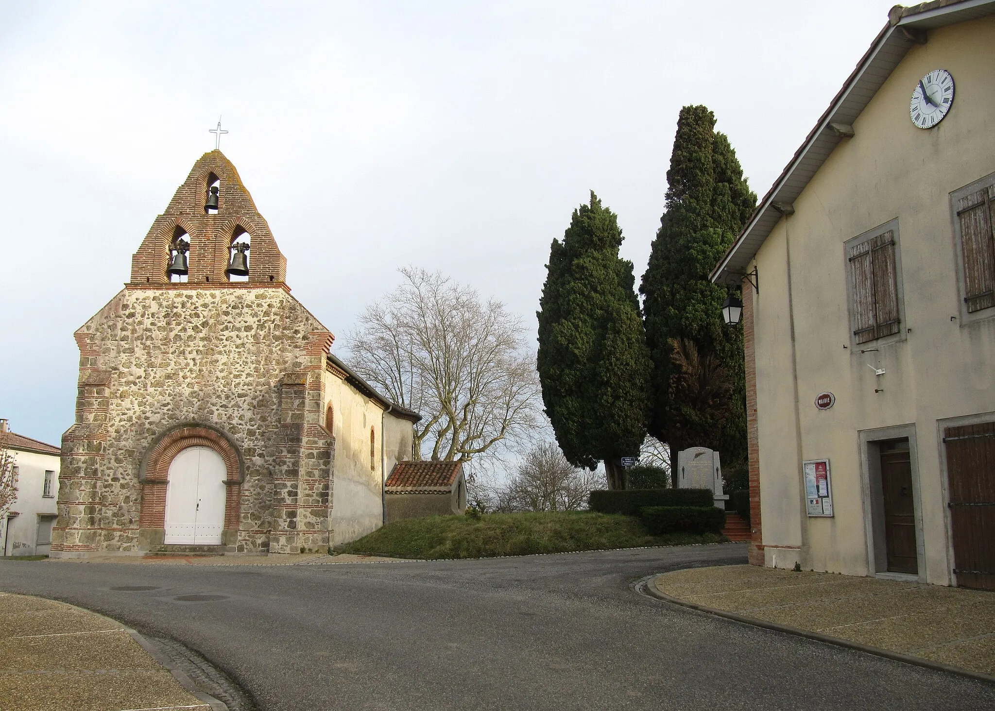 Photo showing: La mairie et l'église de Saint-Amans (Ariège)