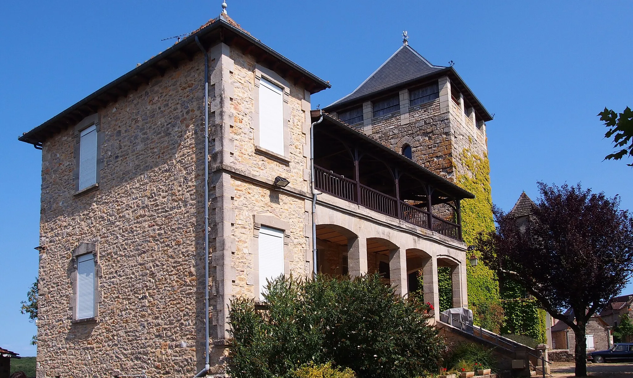 Photo showing: Montsalès (Occitanie, France). La mairie et la tour.