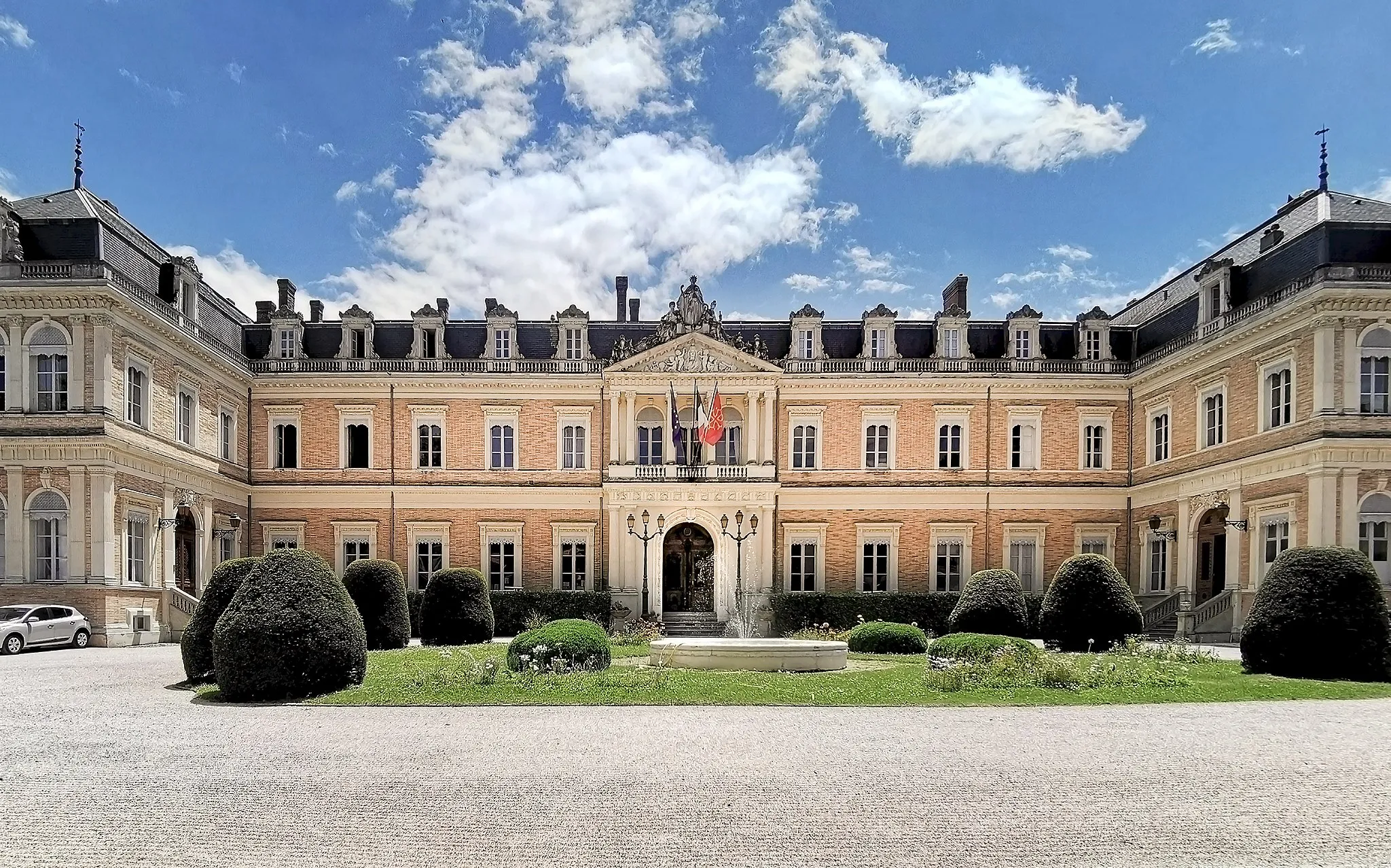 Photo showing: Main building. Elevation on the courtyard - Toulouse