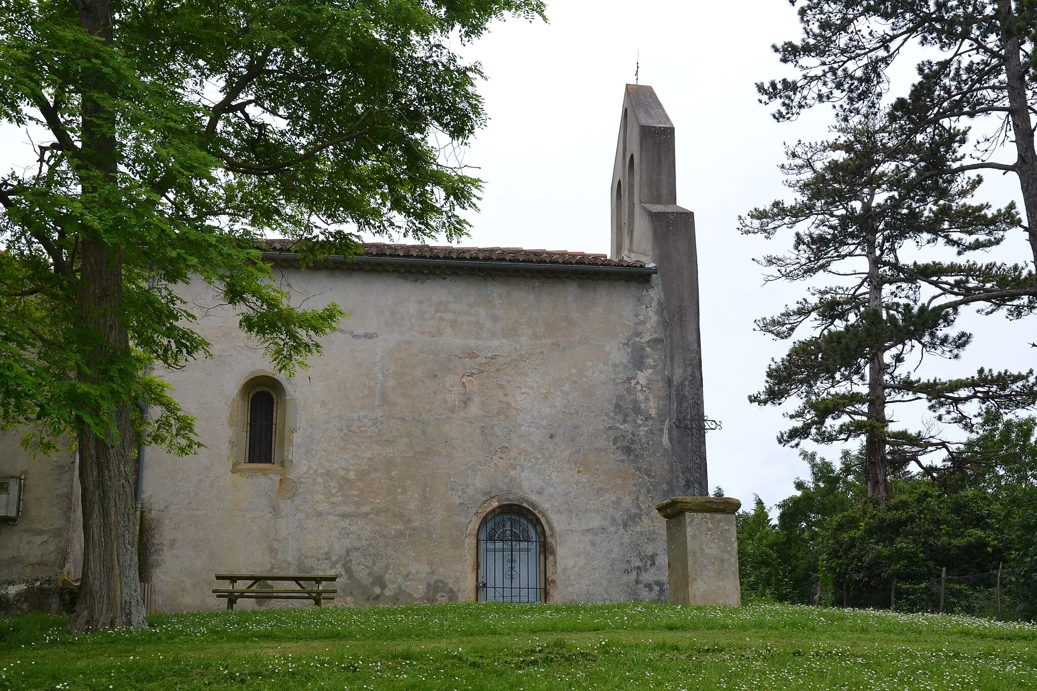 Photo showing: L'église de Viviès, au hameau de Gargas (Ariège, France).