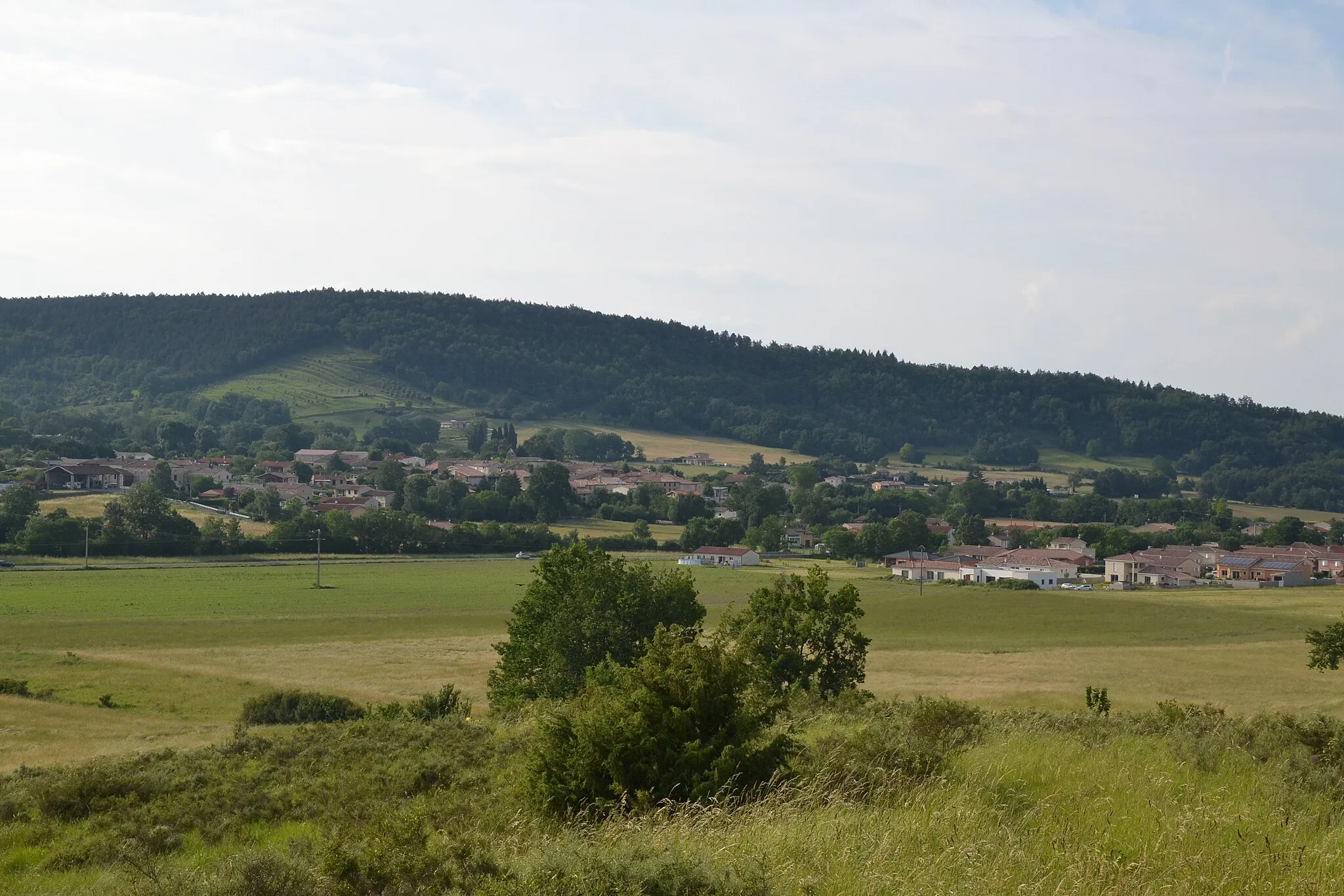 Photo showing: Tabre (à gauche) et Aigues-Vives (à droite), depuis Régat (Ariège, France).