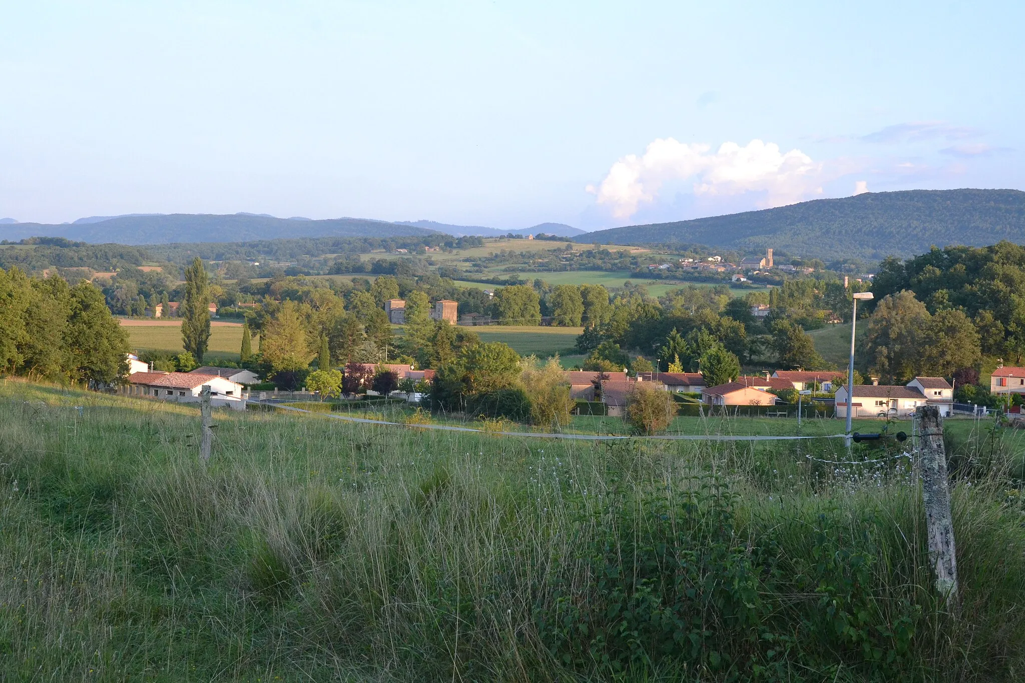 Photo showing: Vue sur Tabre et Laroque-d'Olmes (Ariège, France).
