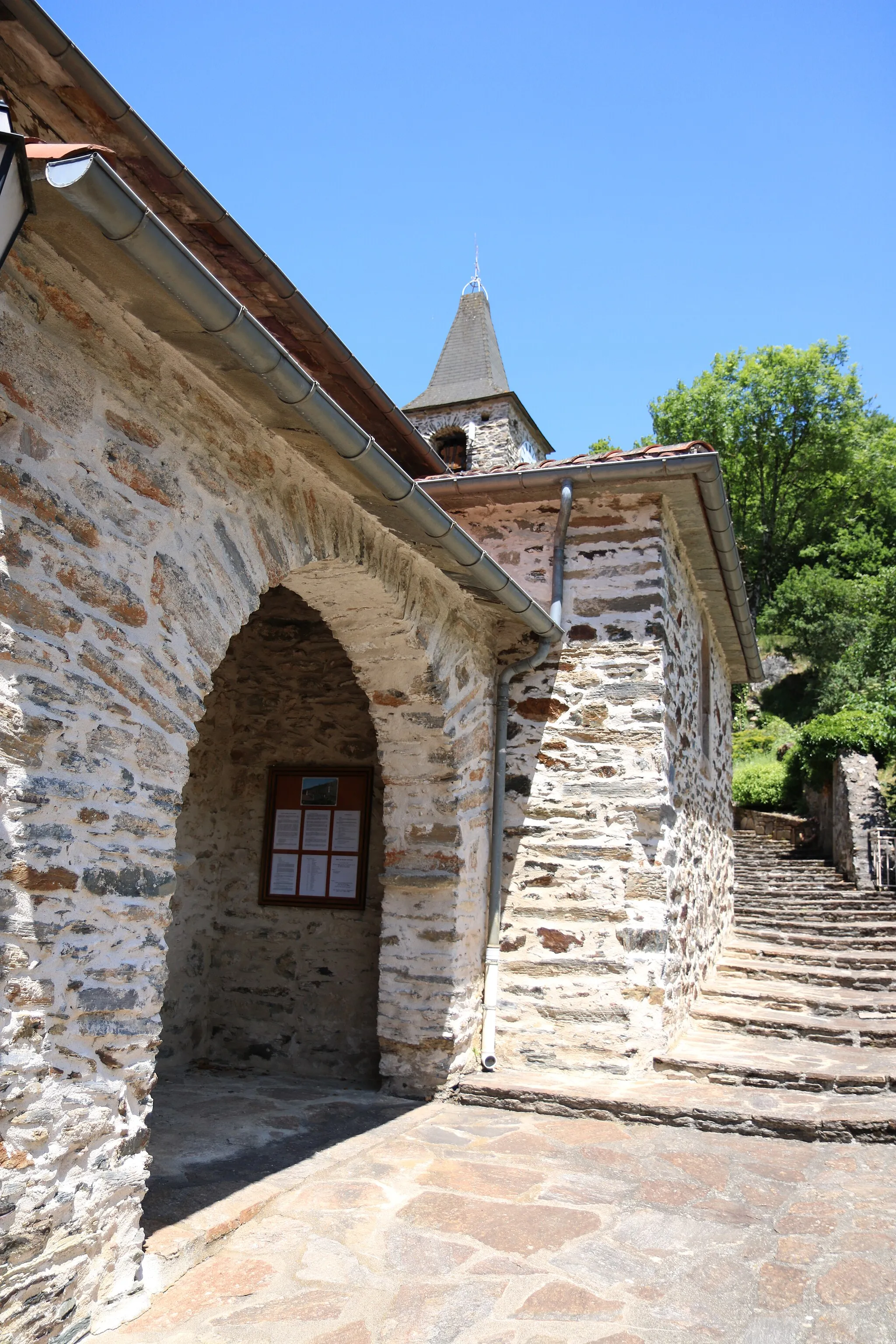 Photo showing: Verreries-de-Moussans (Hérault) - portail de l'église Saint-Thomas