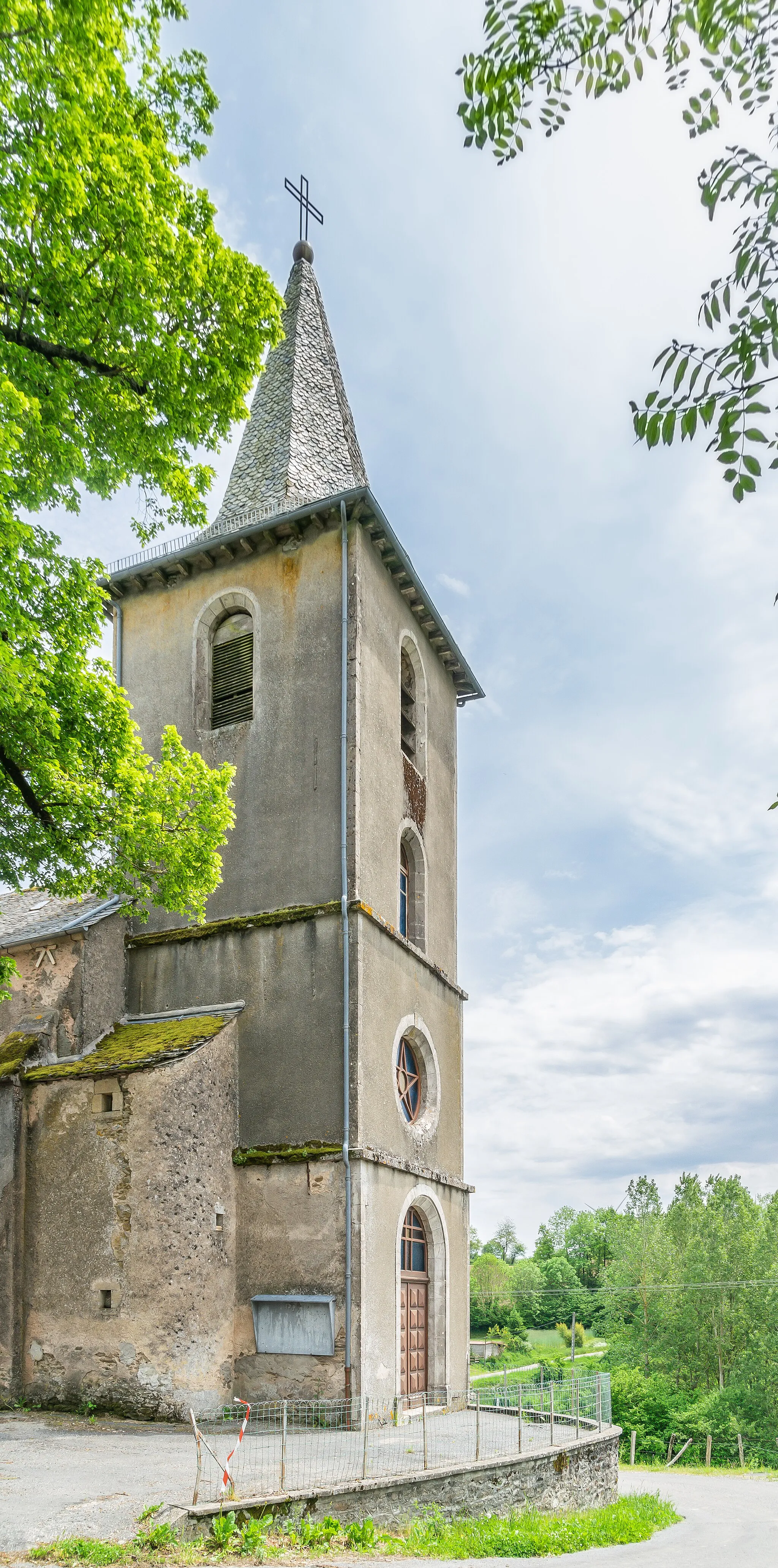 Photo showing: Bell tower of the church in Frayssinhes, commune of Le Vibal, Aveyron, France