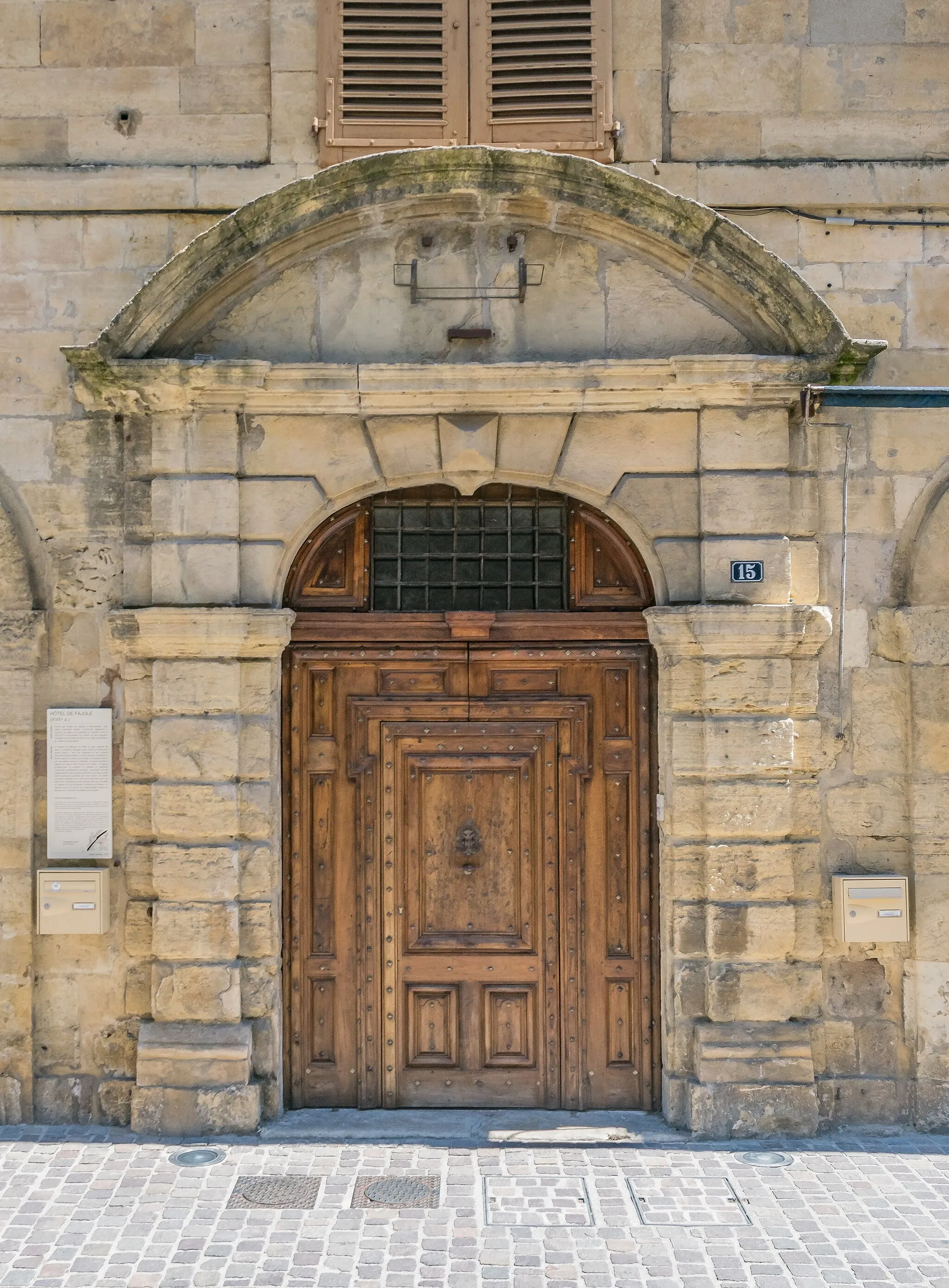 Photo showing: Door of Hôtel de Fajole at 15 rue de l'Hôtel de Ville in Saint-Geniez-d'Olt, Aveyron, France