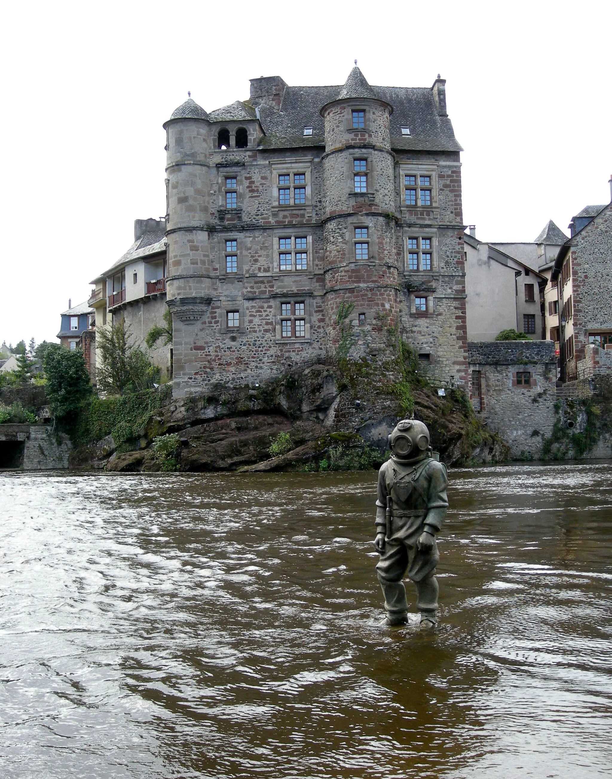 Photo showing: Castle (Vieux-Palais) and diver statue in Espalion(Aveyron)