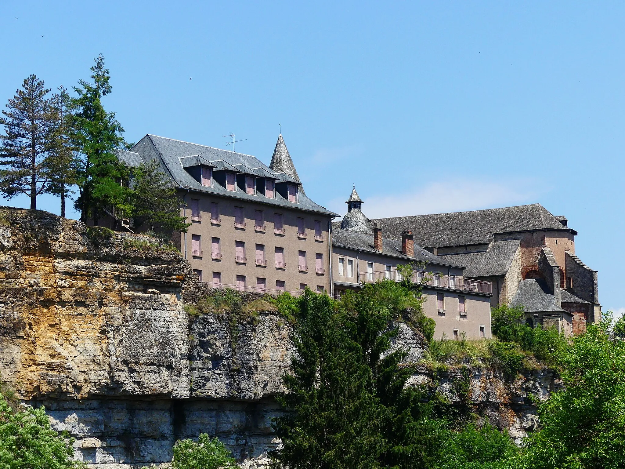 Photo showing: Bâtiment et chevet de l'église Sainte-Fauste au bord du trou de Bozouls, Aveyron, France.