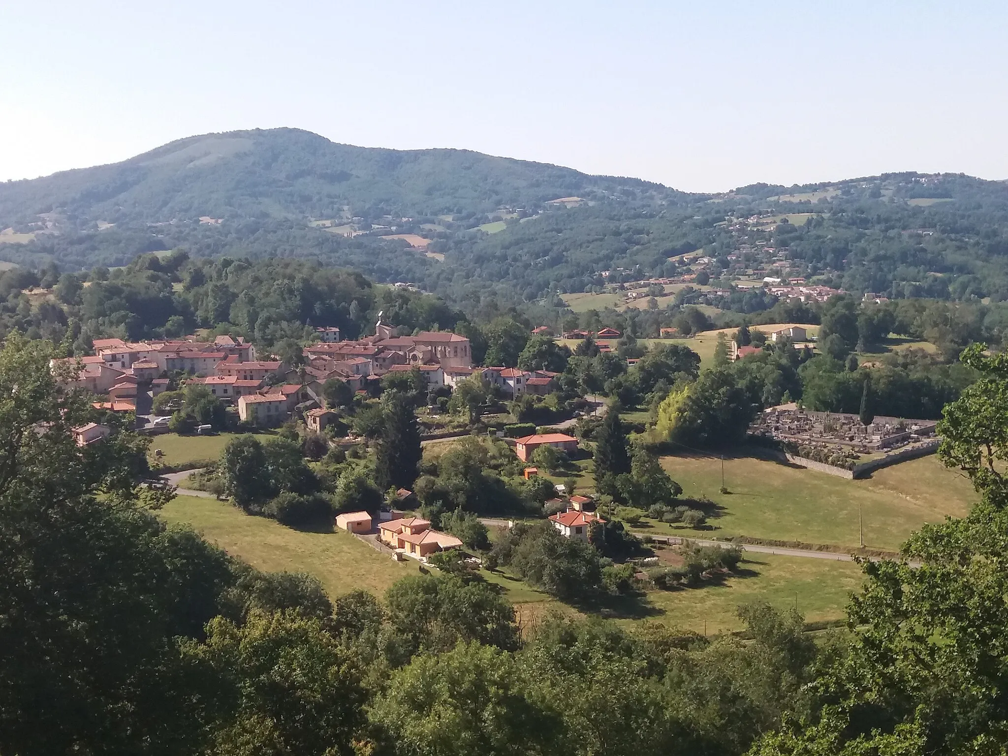 Photo showing: Vue du village de Ganac depuis la route de Micou, en été.