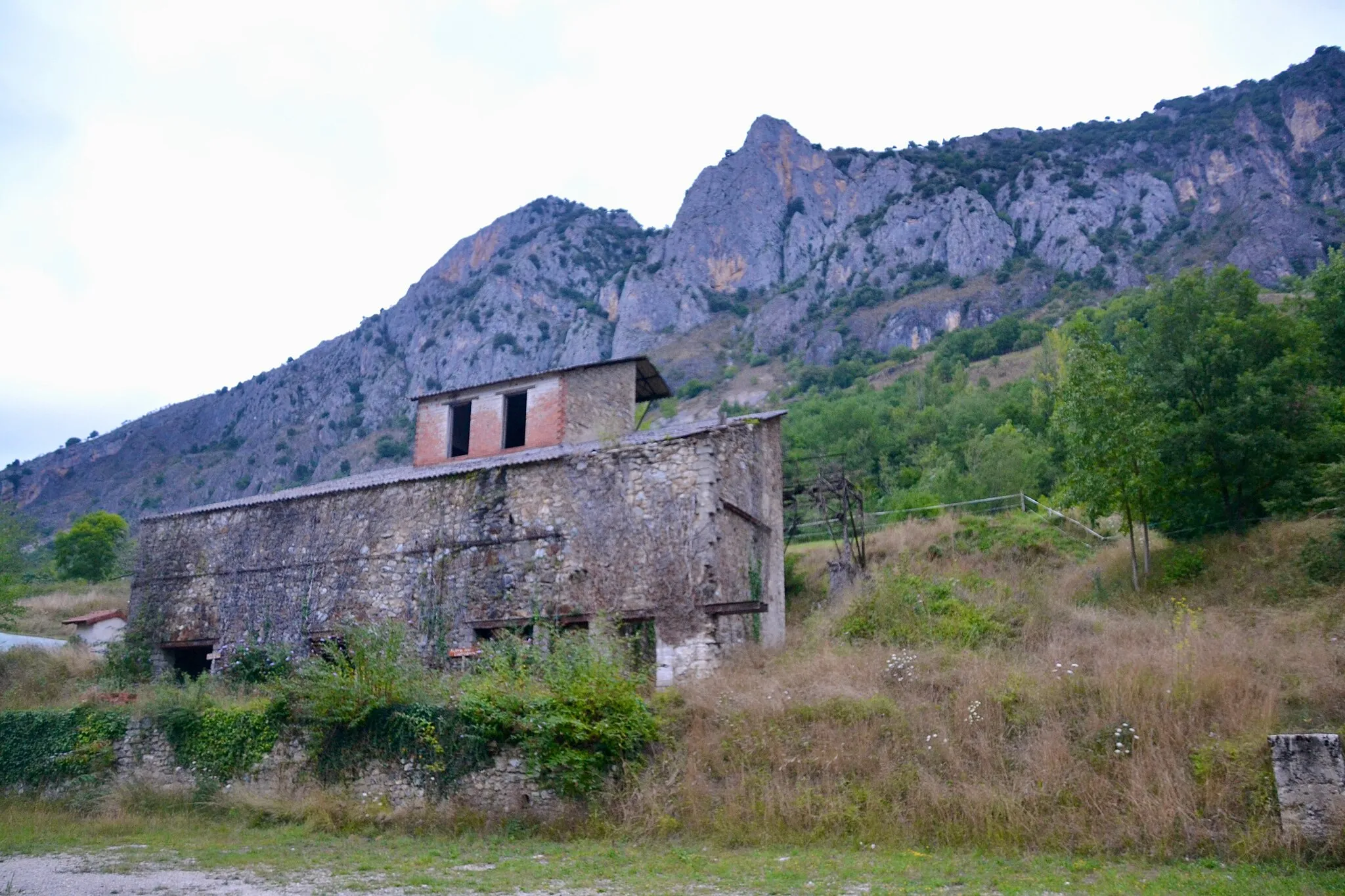 Photo showing: Ancienne carrière de gypse de Surba (Ariège, France). Bâtiments de l'usine.