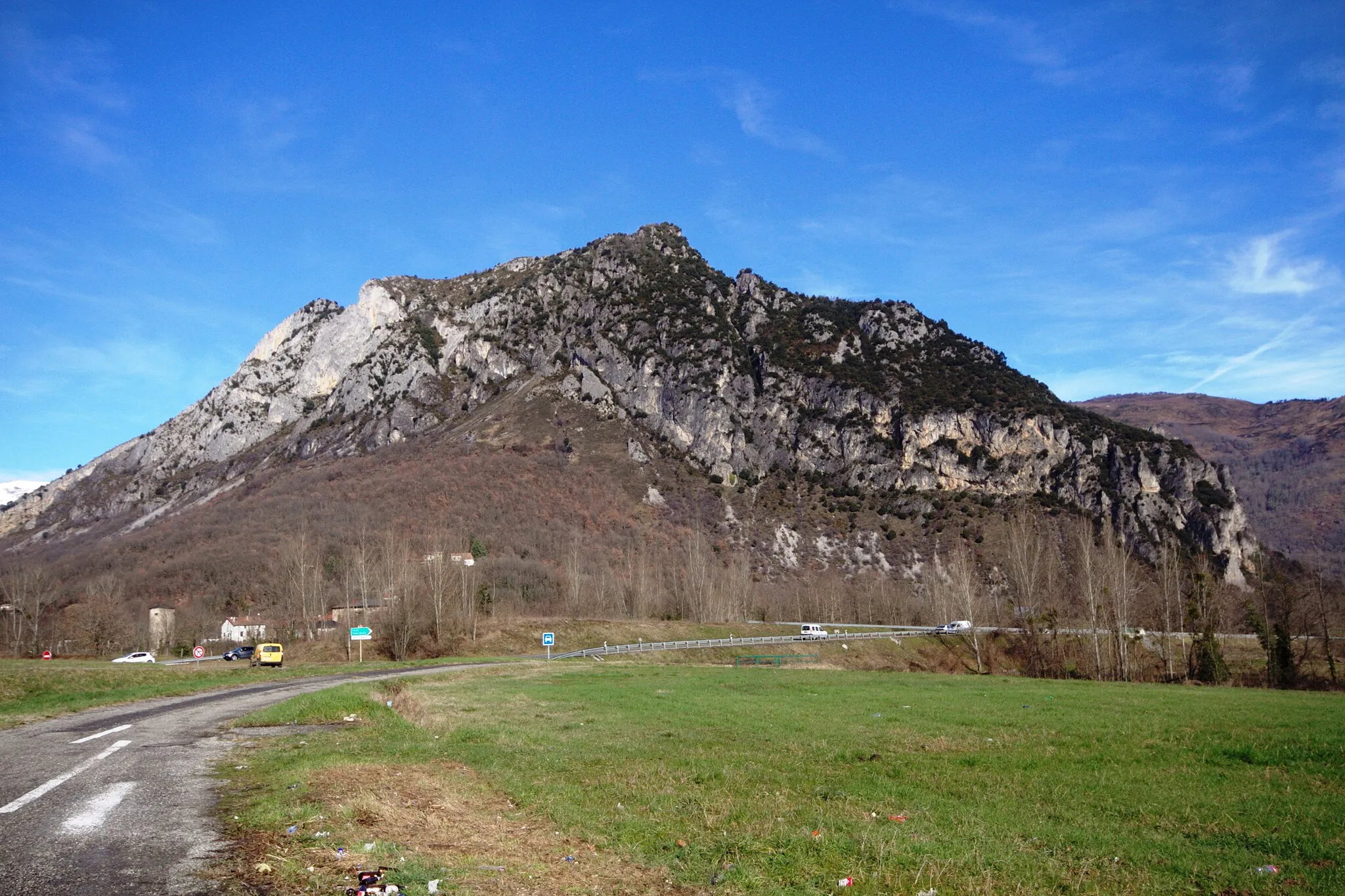 Photo showing: Roc de Sedour and E9 road, Tarascon-sur-Ariège in the Ariège department of Midi-Pyrénées, France. The layers of sedimentary rock are of Jurassic and Cretaceous age.