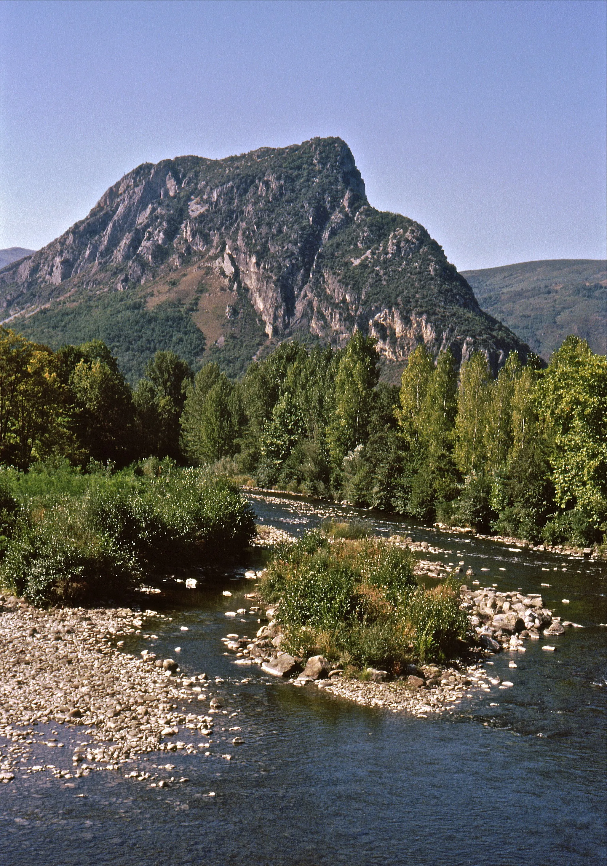 Photo showing: Blick von der Brücke (D618) in Tarascon auf die Ariège und den Roc de Sédour