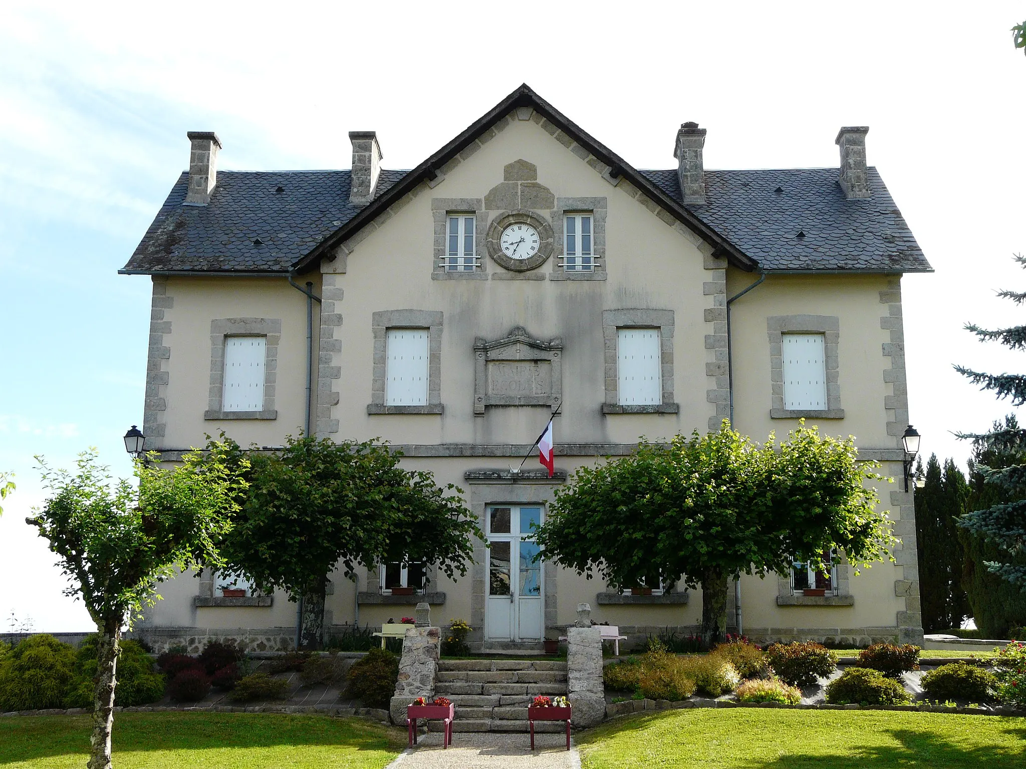 Photo showing: La mairie de Sexcles, Corrèze, France.