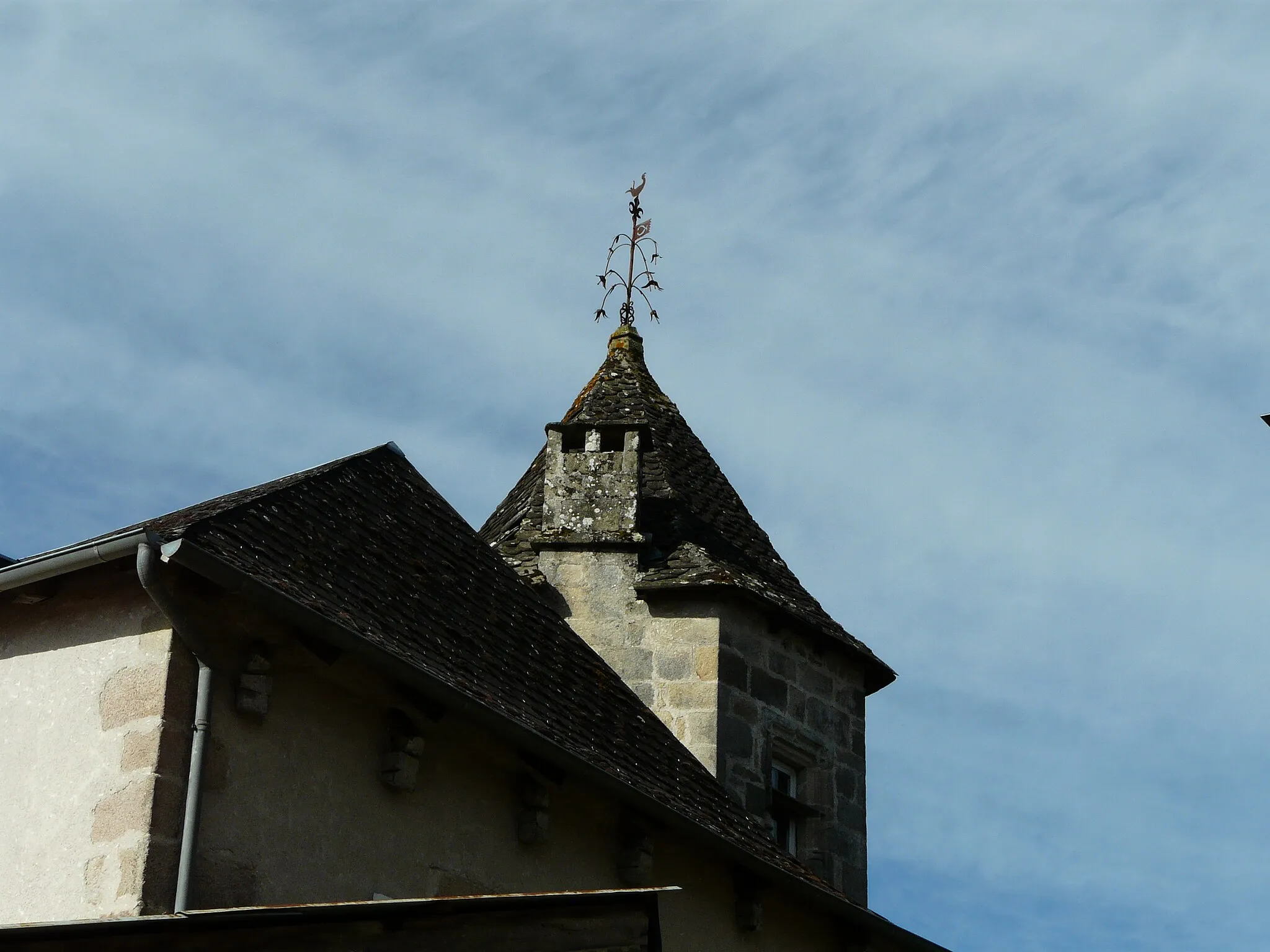 Photo showing: Toits d'une maison noble à Sexcles, Corrèze, France.