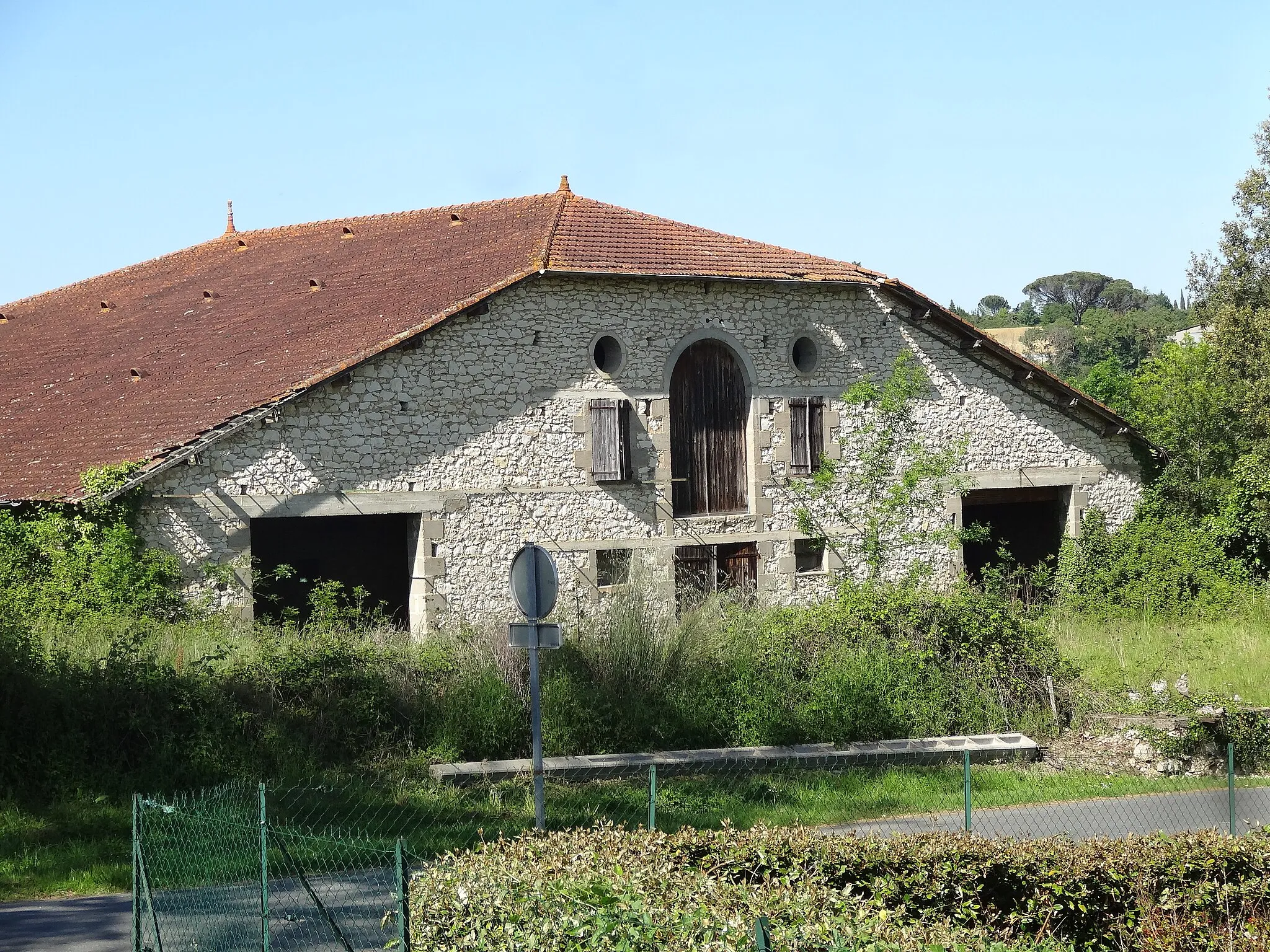 Photo showing: Bâtiment traditionnel à Ayguetinte.