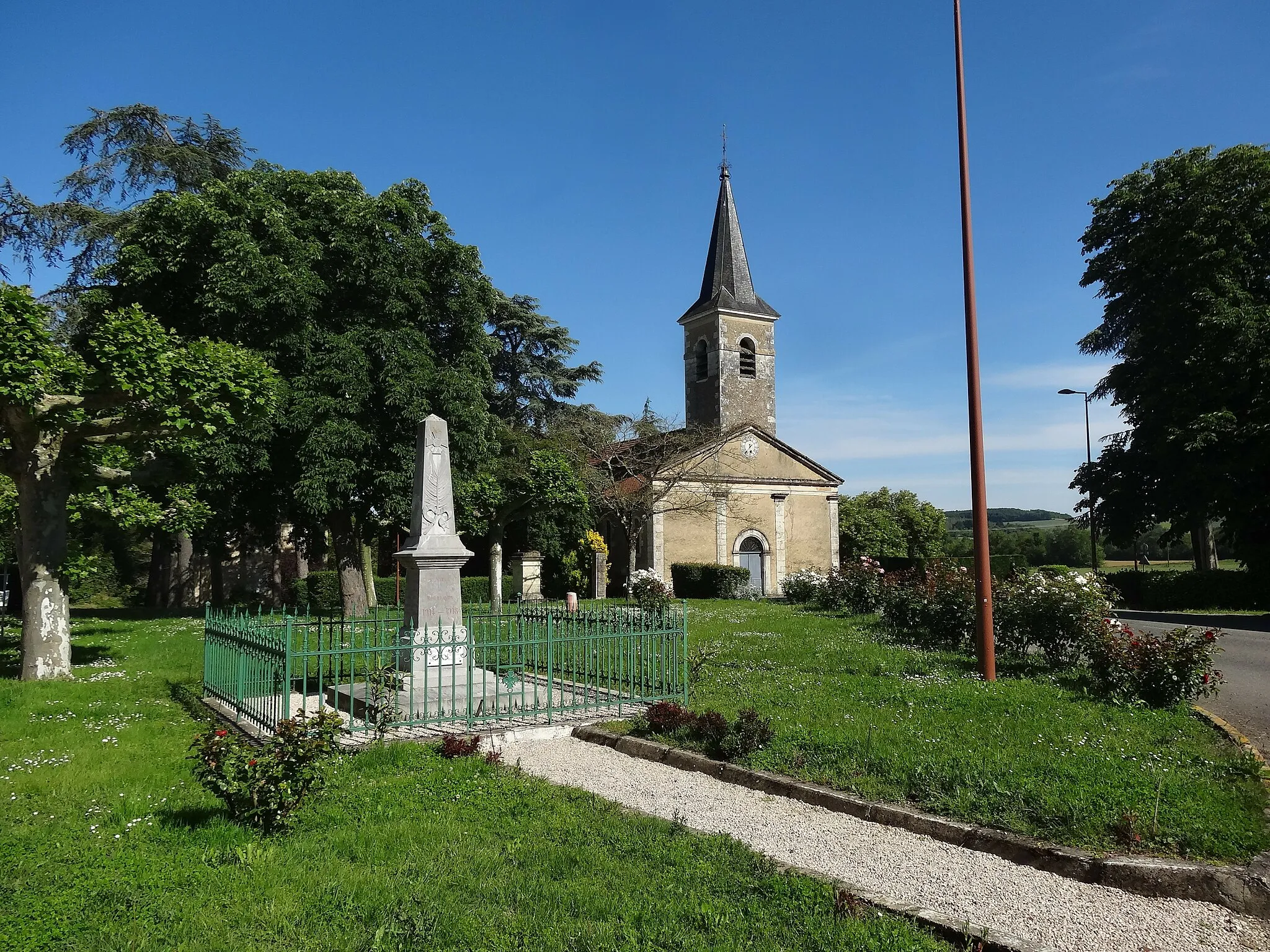 Photo showing: L'église Sainte-Radegonde d'Ayguetinte et le monument aux morts.