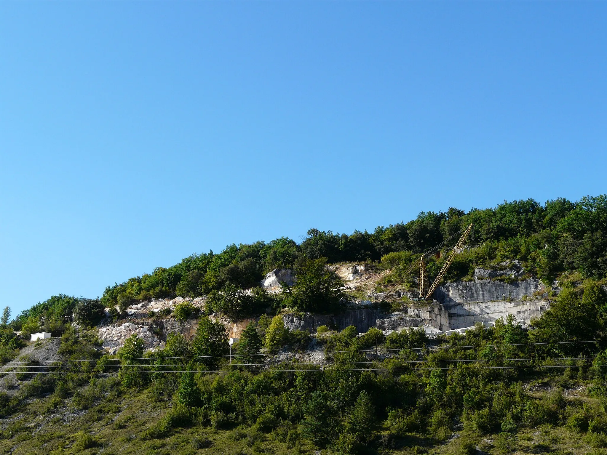 Photo showing: Carrière de calcaire au sud du lieu-dit Cavialle, Borrèze, Dordogne, France.