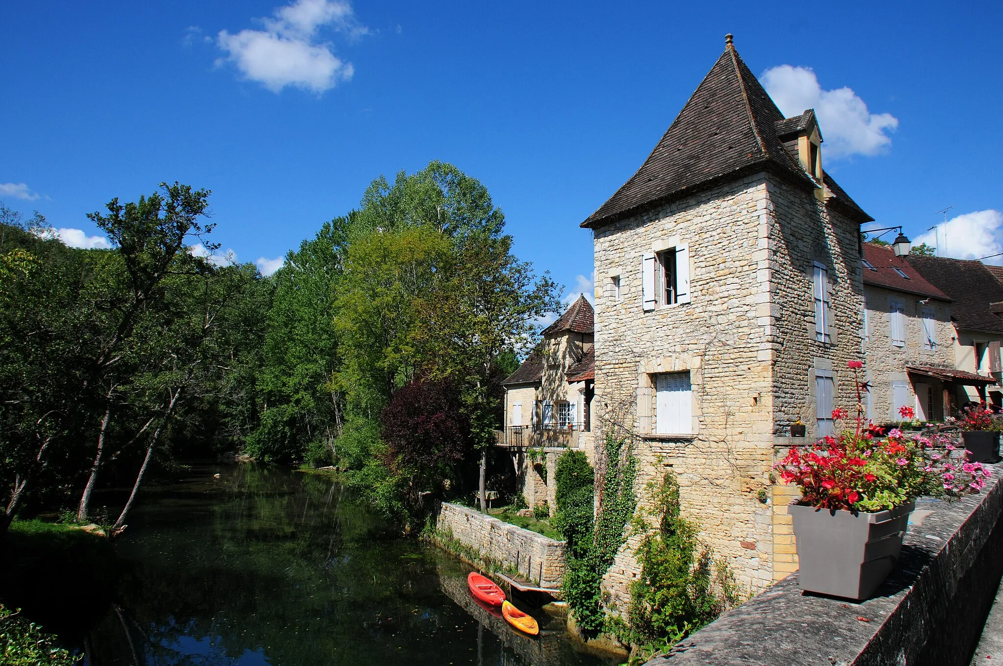 Photo showing: The small river Le Ceou at Bouzic is in summer almost dry