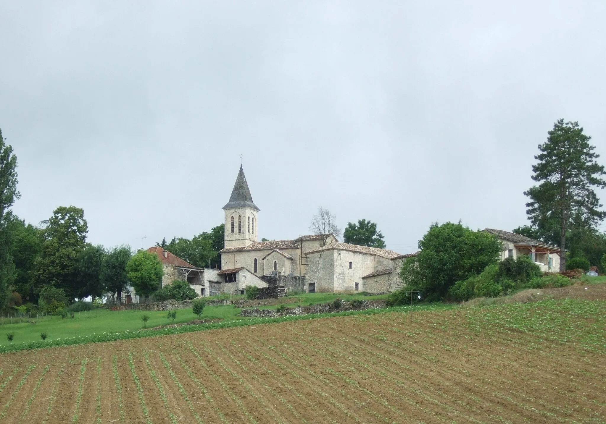 Photo showing: Vue du village de Montlauzun.