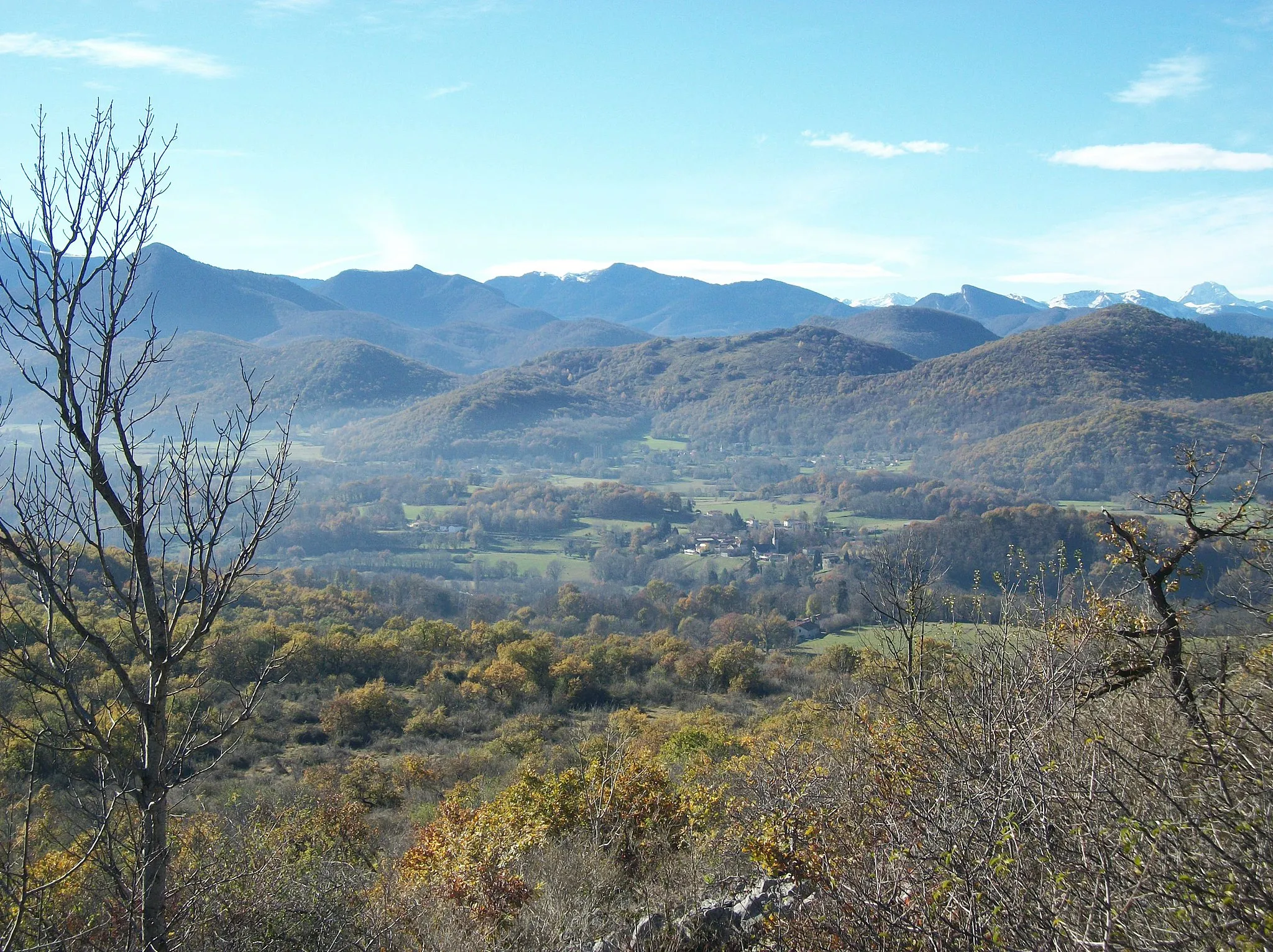 Photo showing: Vue depuis le versant sud du Picon des villages de Jaunac au premier plan, et Tibiran au pied des collines, avec en haut à droite le pic du Midi