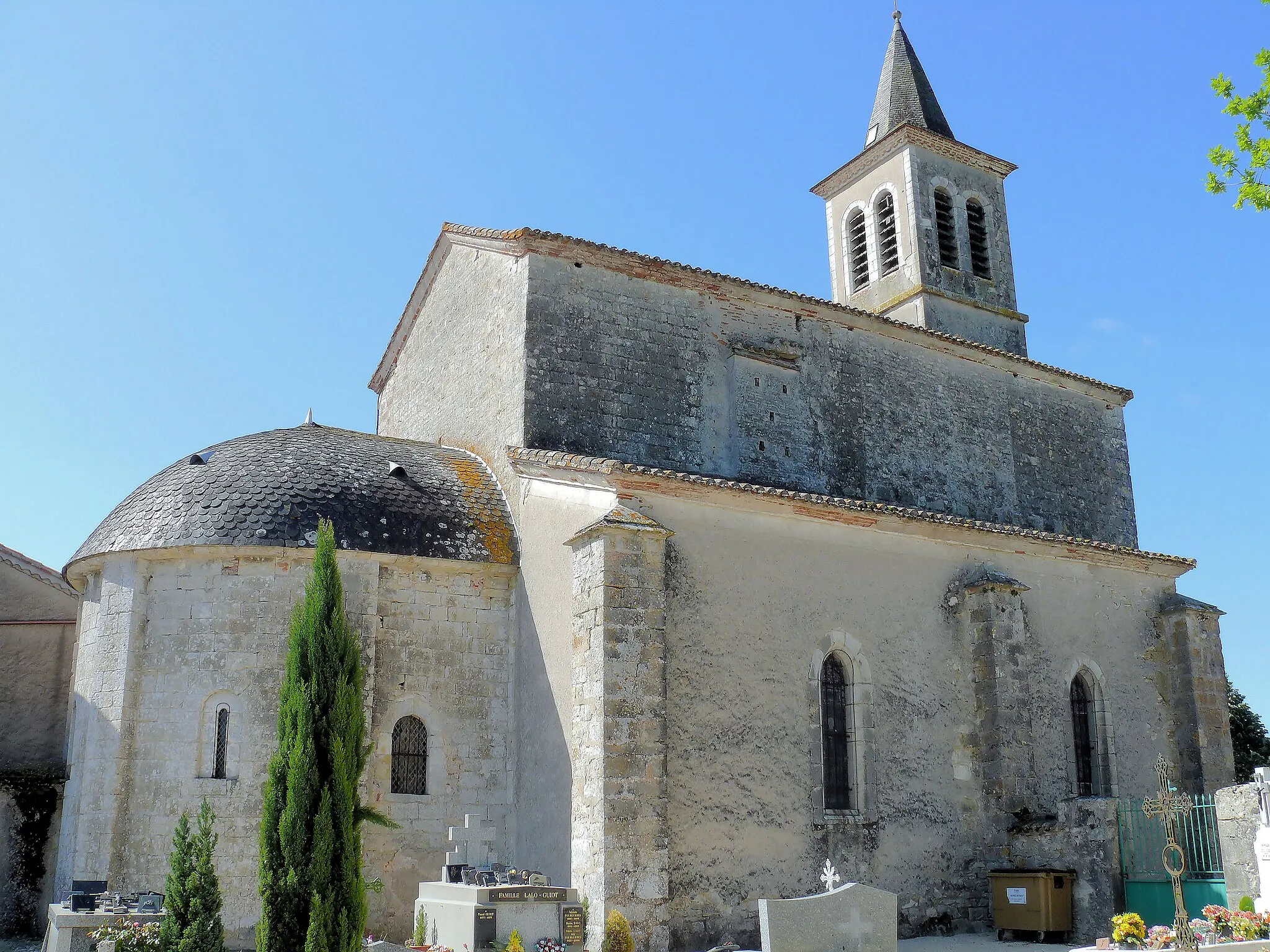 Photo showing: Le Montat - Eglise Saint-Barthélemy - Ensemble vu du cimetière