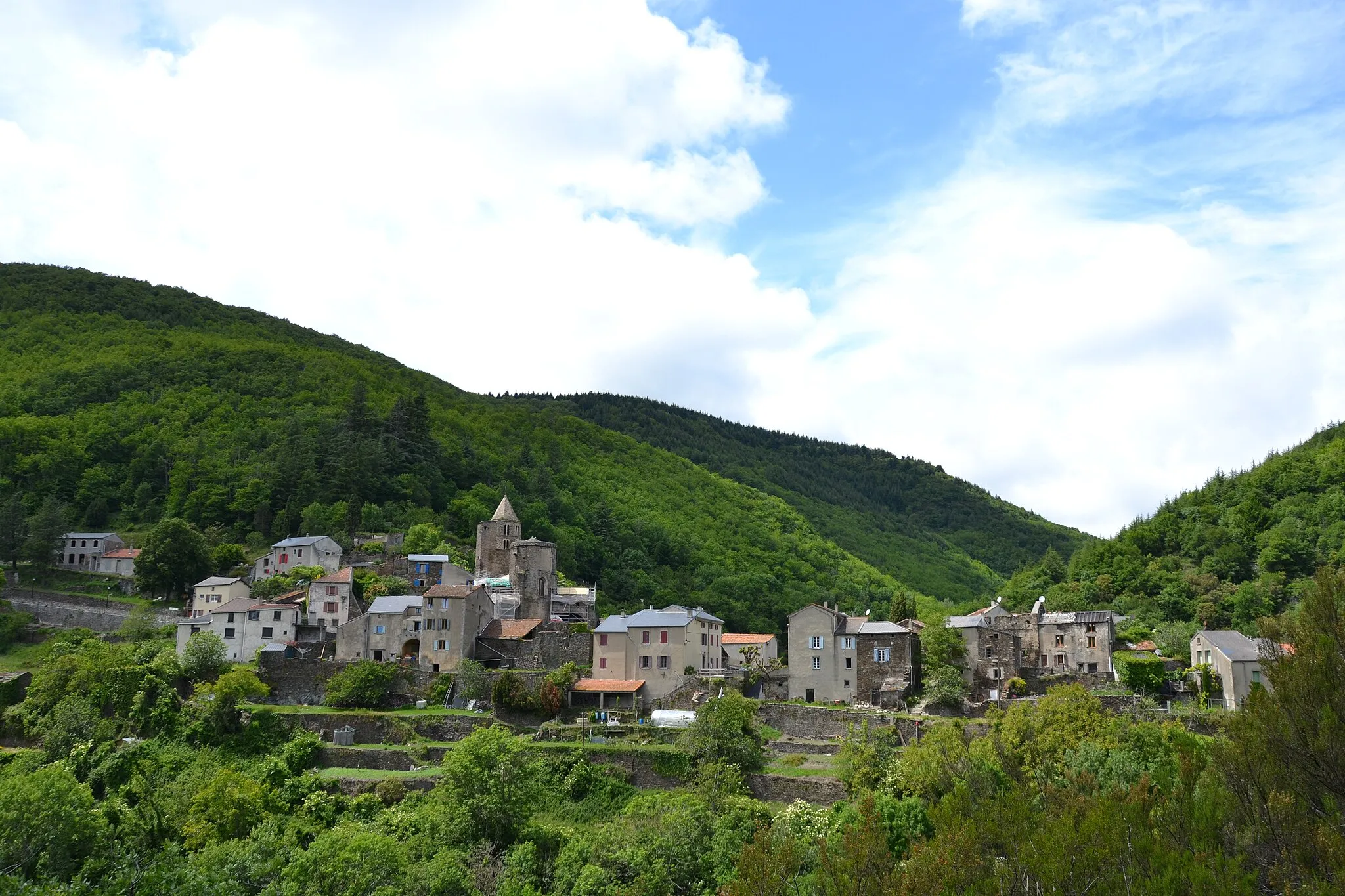 Photo showing: Le village de La Tourette-Cabardès  - vue d'un versant de vallée