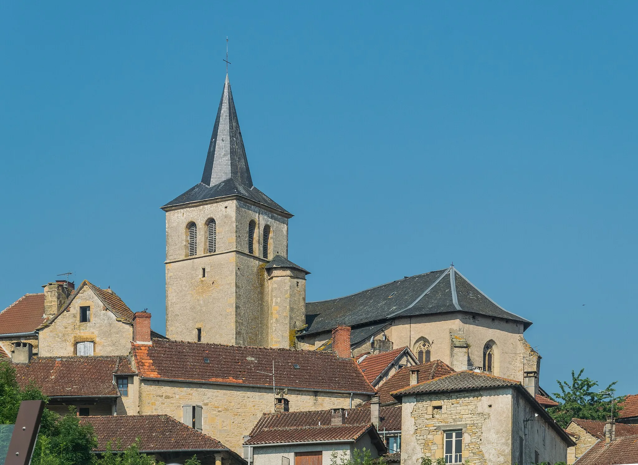 Photo showing: Saint-Andéol Church towering over town of Parisot, Tarn-et-Garonne, France