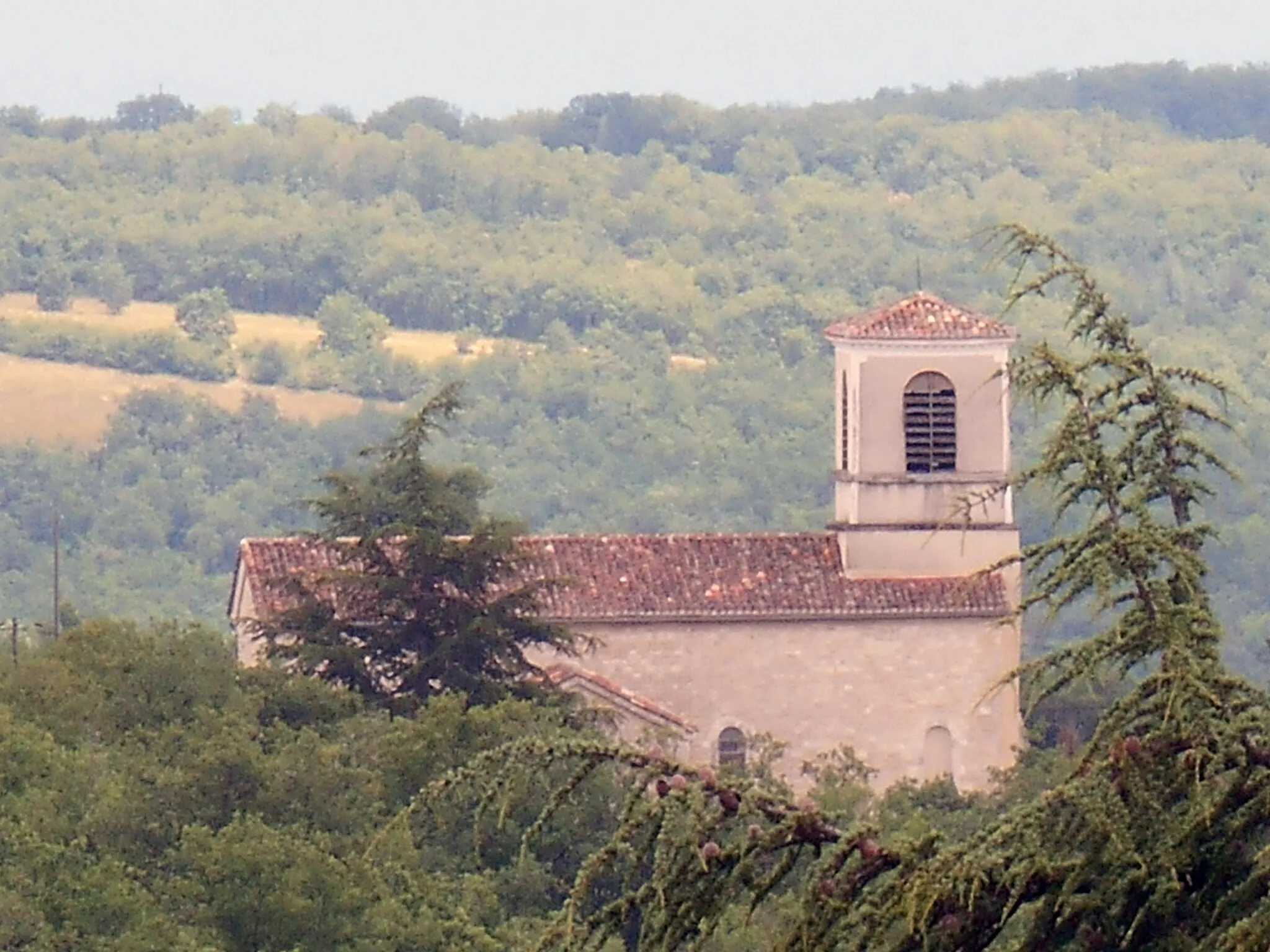 Photo showing: église romane couverte en tuiles
