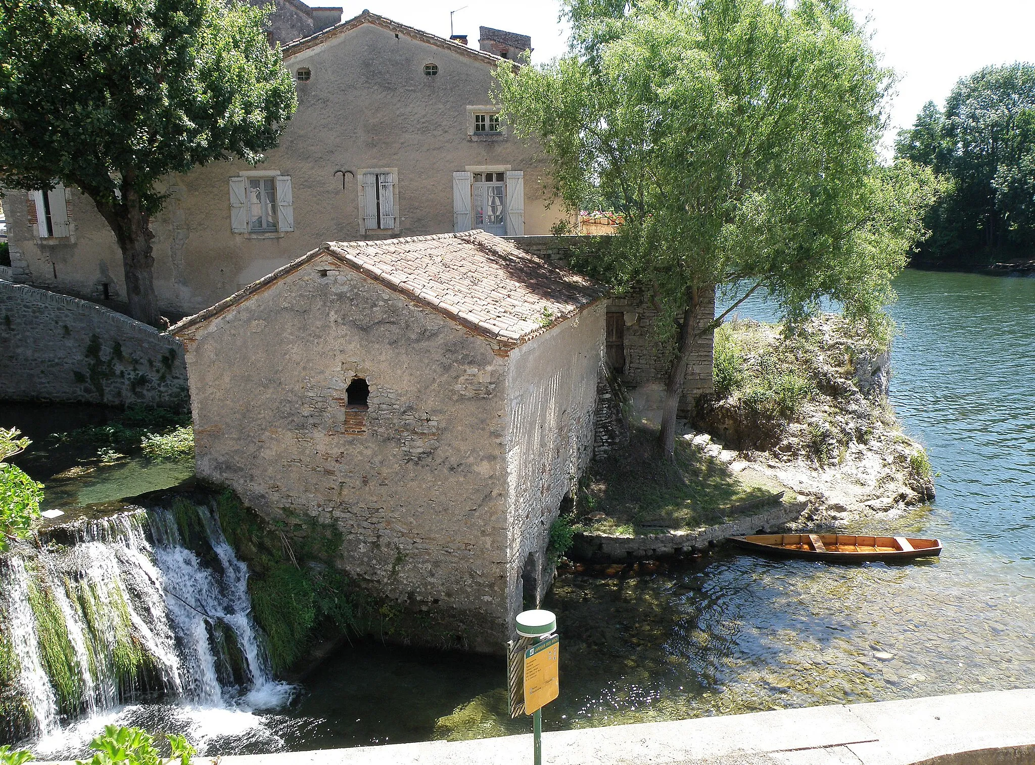 Photo showing: Laroque-des-Arcs, commune du Lot, France (région Midi-Pyrénées). Moulin à eau à l'embouchure du ruisseau de Bellefont (cascade à gauche) dans la rivière Lot (à droite).